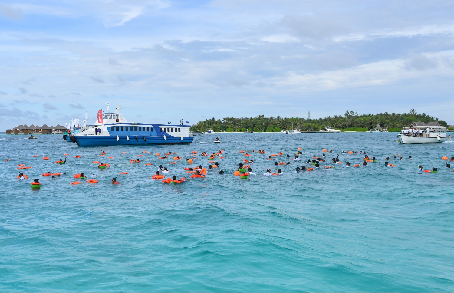 ބަރޮސް: އޮކްޓޯބަރު 1، 2019 : އެންމެ ގިނަ ޑައިވަރުން އެއްފަހަރާ ފްރީޑައިވް ކުރުމުގެ ދުނިޔޭގެ ރެކޯޑު މުގުރާލަން ބަރޮސް މޯލްޑިވްސްގައި ކުރިއަށްގެންދިޔަ ހަރަކާތުގައި ބައިވެރިވި ބައެއް ޑައިވަރުން މޫދުގައި. --ފޮޓޯ:ނިޝާން އަލީ/މިހާރު