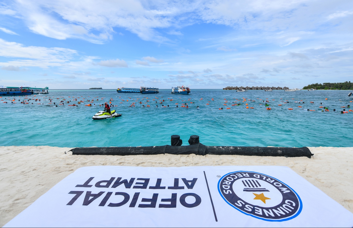 ބަރޮސް: އޮކްޓޯބަރު 1، 2019 : އެންމެ ގިނަ ޑައިވަރުން އެއްފަހަރާ ފްރީޑައިވް ކުރުމުގެ ދުނިޔޭގެ ރެކޯޑު މުގުރާލަން ބަރޮސް މޯލްޑިވްސްގައި ކުރިއަށްގެންދިޔަ ހަރަކާތުގައި ބައިވެރިވި ބައެއް ޑައިވަރުން މޫދުގައި. --ފޮޓޯ:ނިޝާން އަލީ/މިހާރު