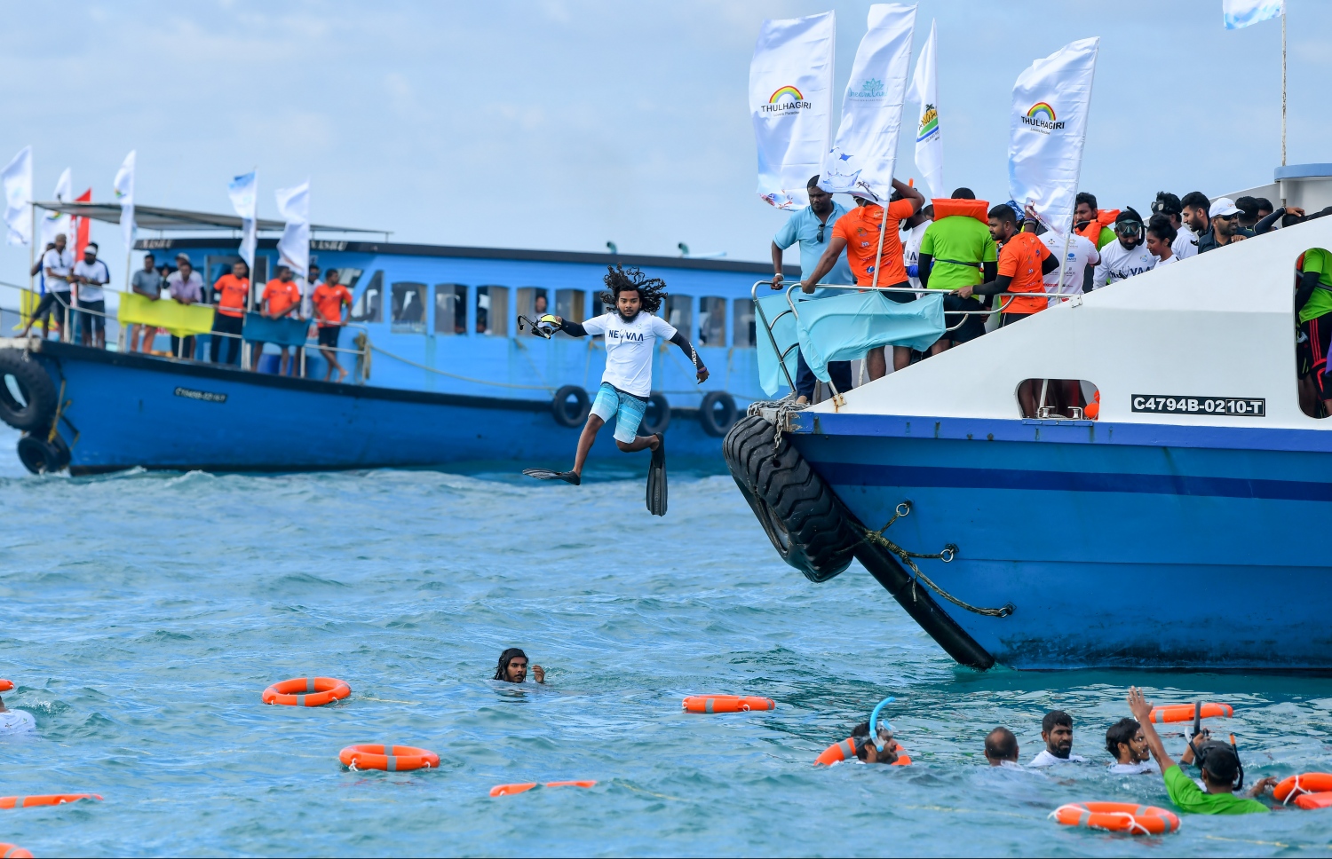 ބަރޮސް: އޮކްޓޯބަރު 1، 2019 : އެންމެ ގިނަ ޑައިވަރުން އެއް ފަހަރާ ފްރީޑައިވް ކުރުމުގެ ދުނިޔޭގެ ރެކޯޑު މުގުރާލަން ބަރޮސް މޯލްޑިވްސްގައި ކުރިއަށްގެންދިޔަ ހަރަކާތުގައި ބައިވެރިވި ބައެއް ޑައިވަރުން މޫދުގައި. --ފޮޓޯ:ނިޝާން އަލީ/މިހާރު