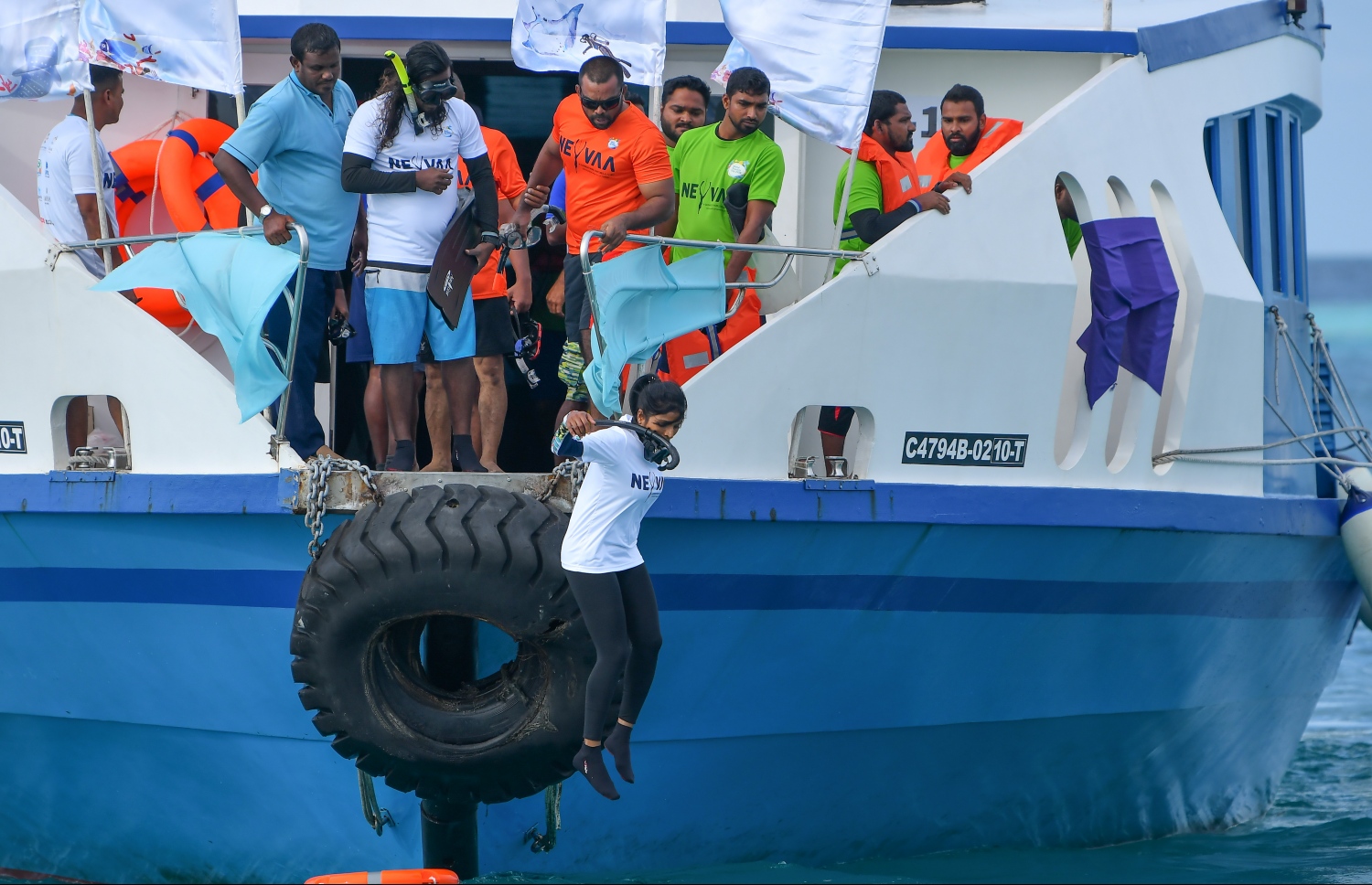 ބަރޮސް: އޮކްޓޯބަރު 1، 2019 : އެންމެ ގިނަ ޑައިވަރުން އެއްފަހަރާ ފްރީޑައިވް ކުރުމުގެ ދުނިޔޭގެ ރެކޯޑު މުގުރާލަން ބަރޮސް މޯލްޑިވްސްގައި ކުރިއަށްގެންދިޔަ ހަރަކާތުގައި ބައިވެރިވި ޑައިވަރަކު މޫދަށް ފުންމާލަނީ. --ފޮޓޯ:ނިޝާން އަލީ/މިހާރު