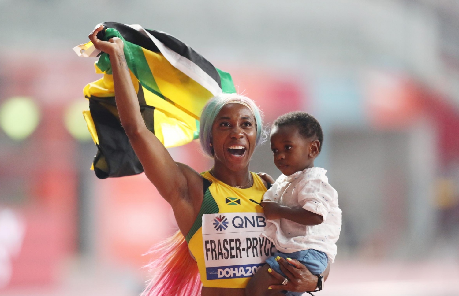 ފްރޭސާ-ޕްރައިސް އޭނާގެ ދަރިފުޅު އުރައިގެން އުފާފާޅުކުރަނީ.-- ފޮޓޯ: އޭއެފްޕީ