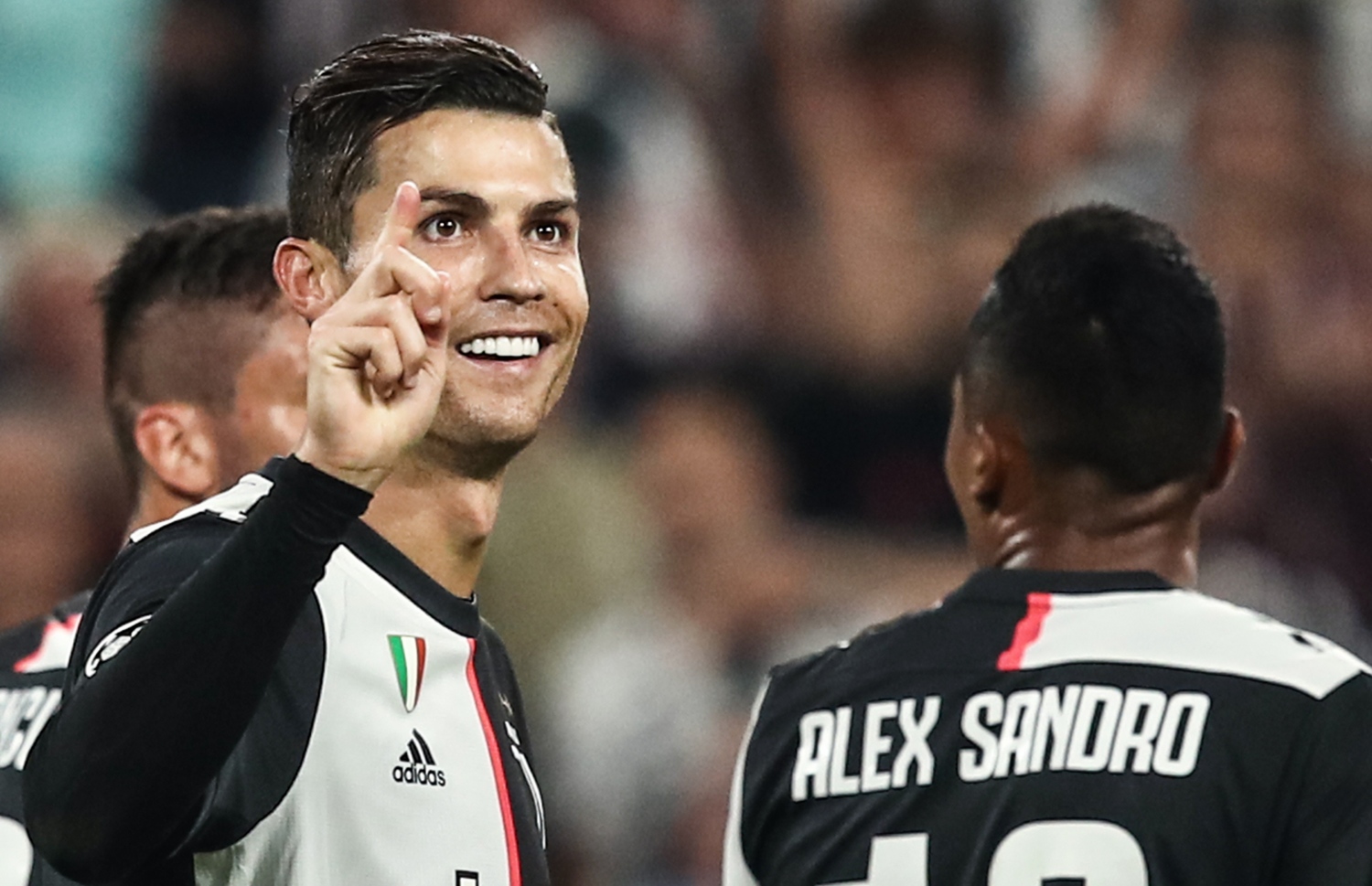 ލަނޑު ޖެހުމަށް ފަހު ރޮނާލްޑޯ އުފާފާޅުކުރަނީ. -- ފޮޓޯ: އޭއެފްޕީ