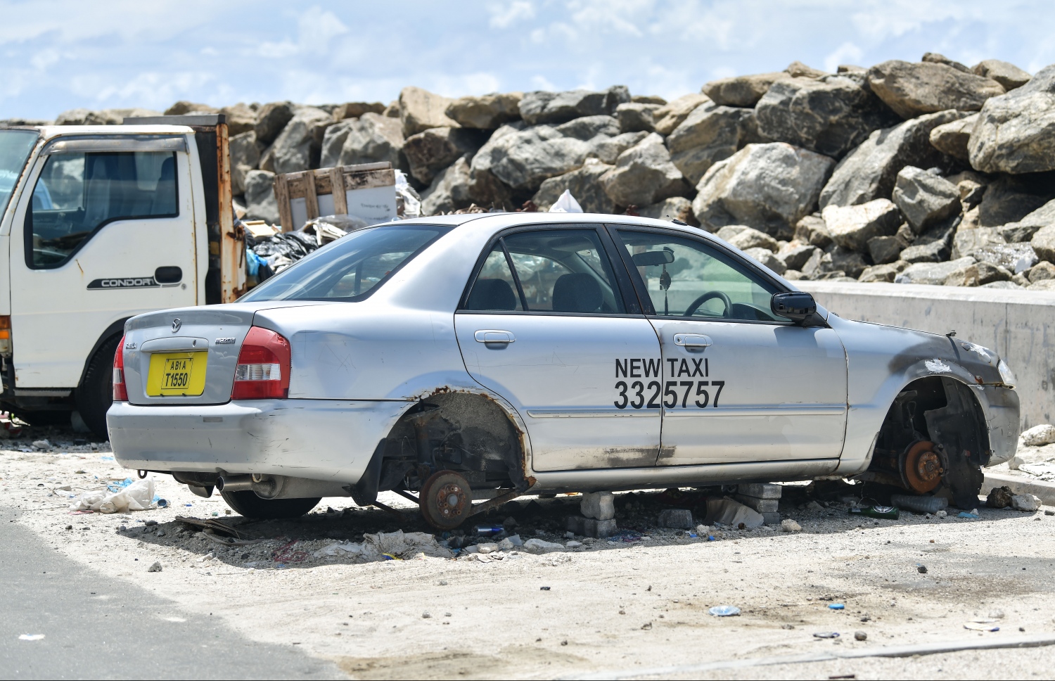 އިންޑަސްޓްރިއަލް ޒޯނަށް ނުދުއްވާ ކާރެއް ދޫކޮށްލާފައި: މިއީ މިހާރު ބޮޑު ގޮނޑެއް --- ފޮޓޯ: ނިޝާން އަލީ/ މިހާރު