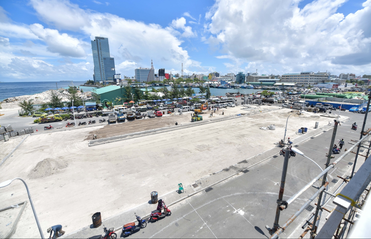 ހެވީ ވެހިކަލް ޕާކް ކުރުމަށް އިންޑަސްޓްރިއަލް ޒޯންގައި ހަދަމުން އަންނަ ޕާކިން ޒޯން. --- ފޮޓޯ: ނިޝާން އަލީ/ މިހާރު