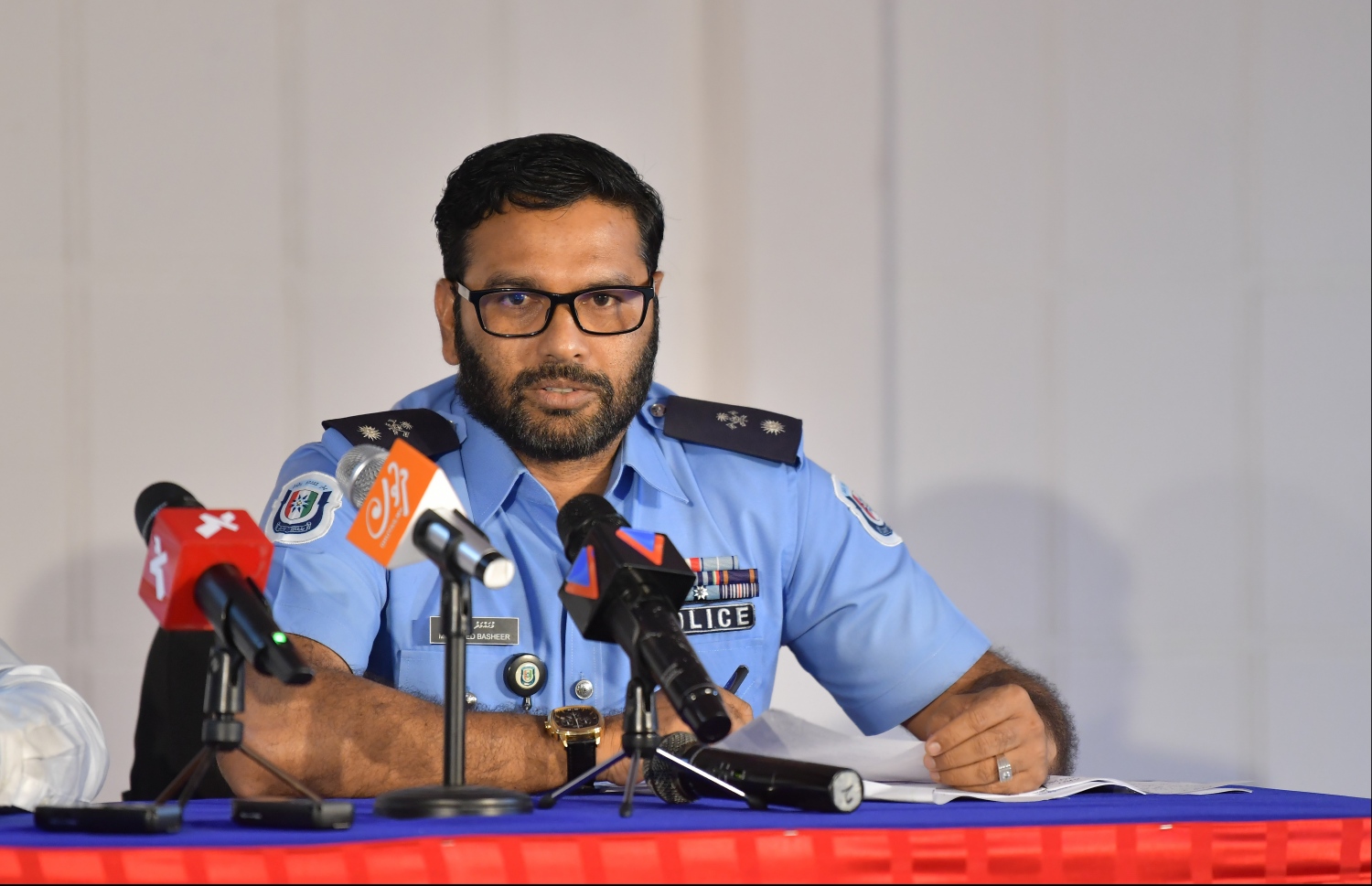 ބަޝީރު ނޫސްވެރިންނާ ވާހަކަ ދައްކަވަނީ: އަލިފާނުގެ ދެ ހާދިސާ ހިނގި ގޮތް އަދި ނޭނގުނަސް ޓެރަރިޒަމާ ގުޅުމެއް ނެތް ކަމަށް ވިދާޅުވި. --ފޮޓޯ: ހުސެއިން ވަހީދު/މިހާރު