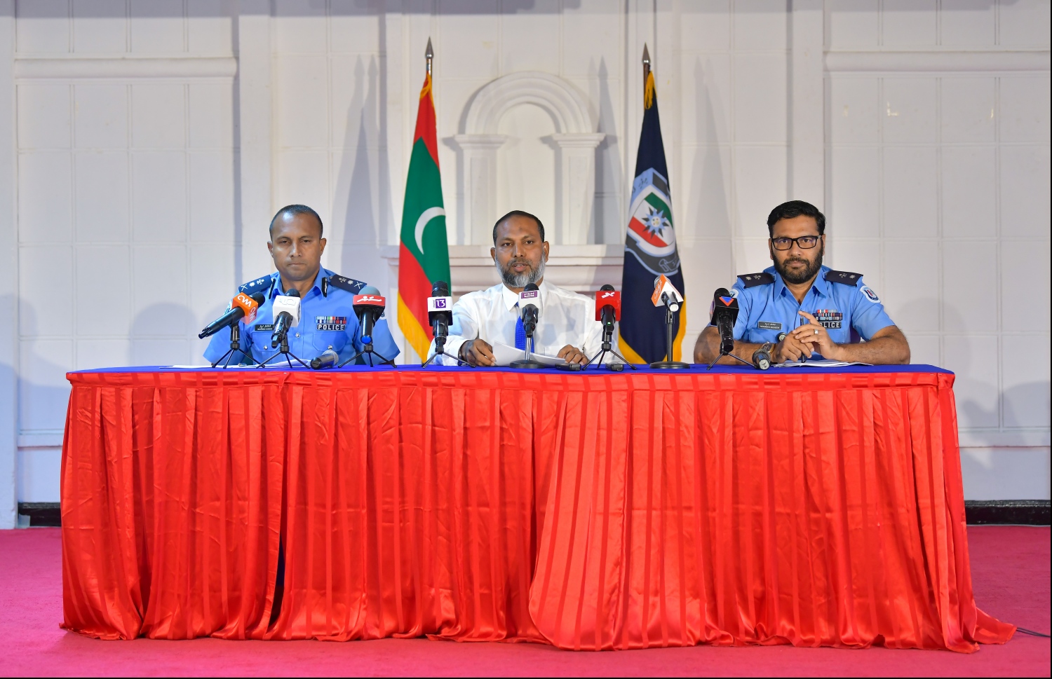 ހޯމް މިނިސްޓަރު އިމްރާން އާއި ޕޮލިސް ކޮމިޝަނަރު މުހައްމަދު ހަމީދު ނޫސްވެރިންނާ ވާހަކަ ދައްކަވަނީ. --ފޮޓޯ: ހުސެއިން ވަހީދު/މިހާރު