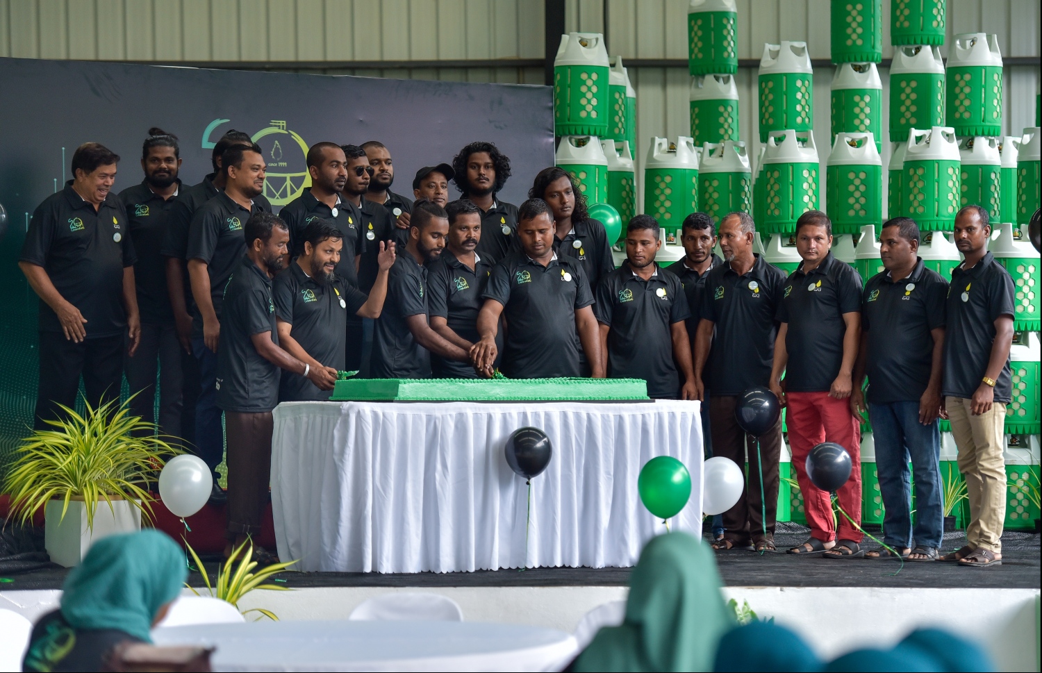 މޯލްޑިވް ގޭސްގެ މުވައްޒަފުންތަކެއް އަހަރީ ދުވަހުގެ ކޭކު ފަޅަނީ-- ފޮޓޯ: ހުސައިން ވަހީދު/ މިހާރު