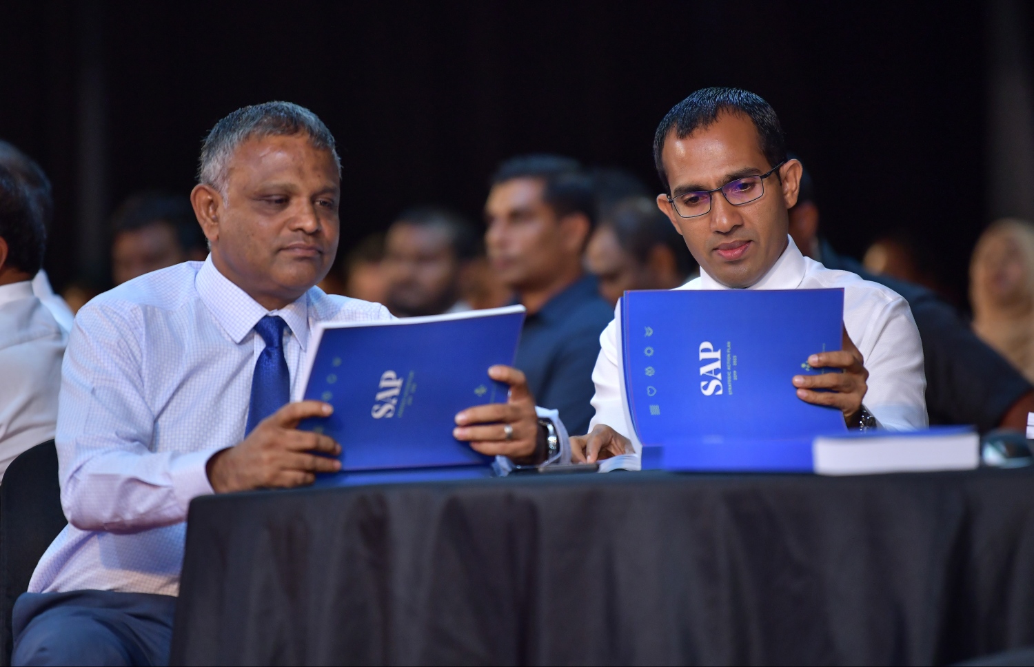 މި ސަރުކާރުގެ ފަސް އަހަރުގެ ދުވަހުގެ އެކްޝަން ޕްލޭން އިފުތިތާހް ކުރުމަށް ރޭ ބޭއްވި ރަސްމިއްޔާތުގައި ކޮމިއުނިކޭޝަން މިނިސްޓަރު މަލީހް އާއި ހަޔާ އެޑިއުކޭޝަން މިނިސްޓަރު ޑރ. އިބްރާހިމް ހަސަން އެ އެކްޝަން ޕްލޭން ބައްލަވަނީ.---ފޮޓޯ: ނިޝާން އަލީ/މިހާރު