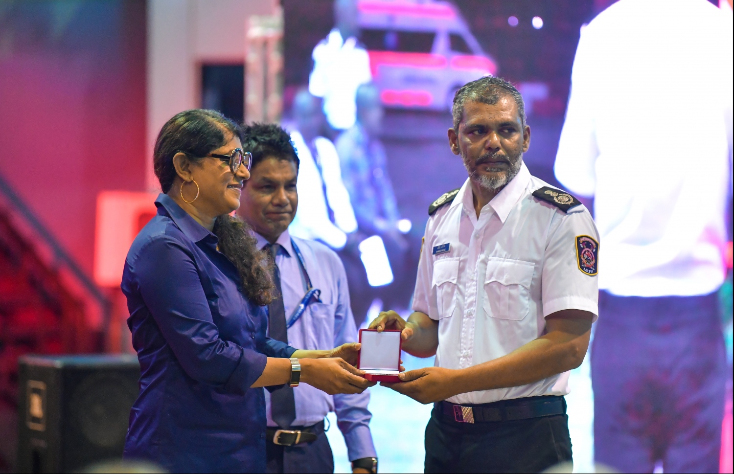 ސެޕްޓެމްބަރު 20، 2019 ވަނަ ދުވަހުގެ ރޭ މާލޭގައި ހިނގި އަލިފާން ކޮންޓްރޯލް ކުރުމުގައި އަމަލީ ގޮތުން މަސައްކަތް ކުރެއްވުމުން، ޑިފެންސް މިނިސްޓަރު މާރިޔާ، ފަޔާ އަށް ހަދާނީ ފިލައެއް ދެއްވަނީ.--- ފައިލް ފޮޓޯ: މިހާރު