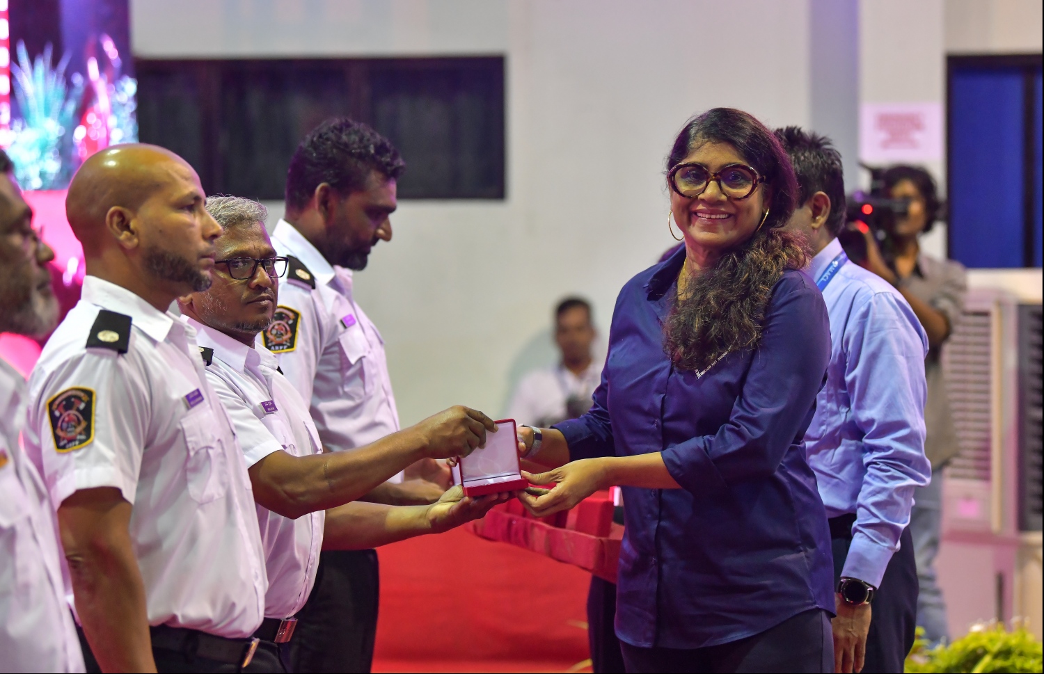 މިދިޔަ މަހުގެ 20 ވަނަ ދުވަހުގެ ރޭ މާލޭގައި ހިނގި އަލިފާން ކޮންޓްރޯލް ކުރުމުގައި އަމަލީ ގޮތުން މަސައްކަތް ކުރި، އެއާޕޯޓުގެ ފަޔާ ފައިޓަރަކަށް މިނިސްޓަރު މާރިޔާ ހަދާނީ ފިލާ ރޭ ދެއްވަނީ.--- ފޮޓޯ: ހުސައިން ވަހީދު/މިހަރު