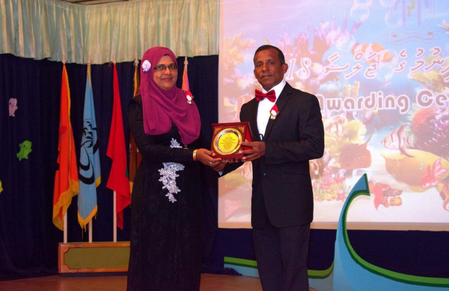 ދ. މީދޫގައި ހުންނަ އެ އަތޮޅު މަދަރުސާއަށް ގިނަ ދުވަހު ހިދުމަތްކޮށްދީފައިވާތީ ސޯބިރާއަސް އެވޯޑެއް ދެނީ