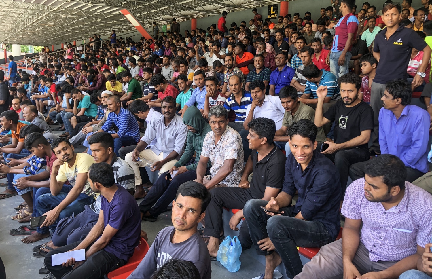 ގަވައިދާ ހިލާފަށް ރާއްޖޭގައި އުޅޭ ބިދޭސީން ރަޖިސްޓަރީވާން ގަލޮޅު ދަނޑުގައި. -- ފޮޓޯ: ނިޝާން އަލީ / މިހާރު