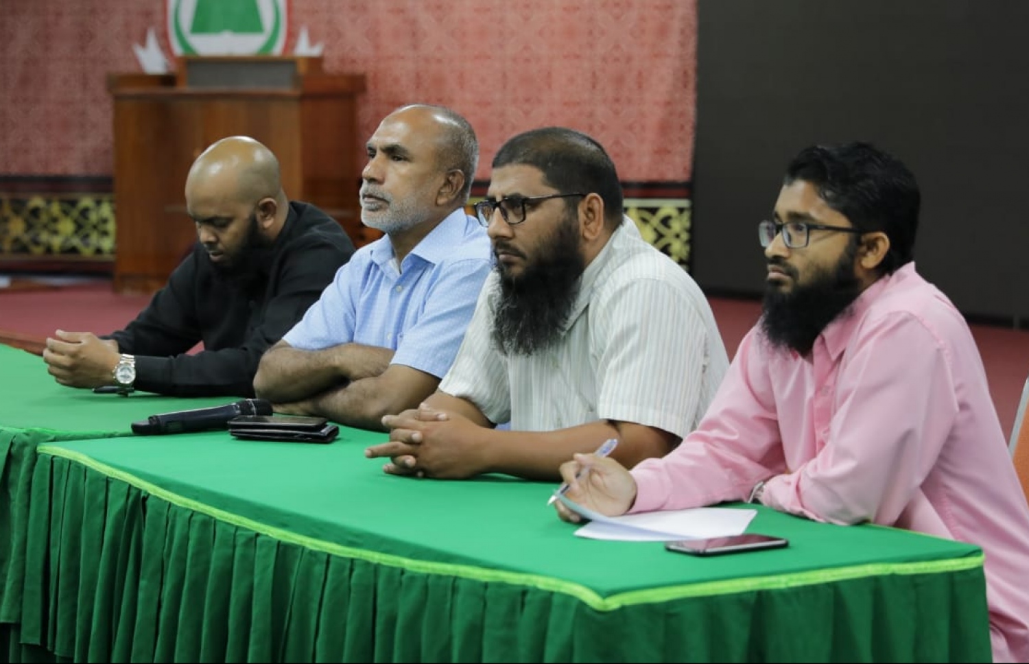 ދީނީ އިލްމުވެރިންނާ އެކު ބޭއްވި ބައްދަލުވުމުގައި އިސްލާމިކް މިނިސްޓަރާއި އެ މިނިސްޓްރީގެ އިސްބޭފުޅުން-- ފޮޓޯ: އިސްލާމިކް މިނިސްޓްރީ