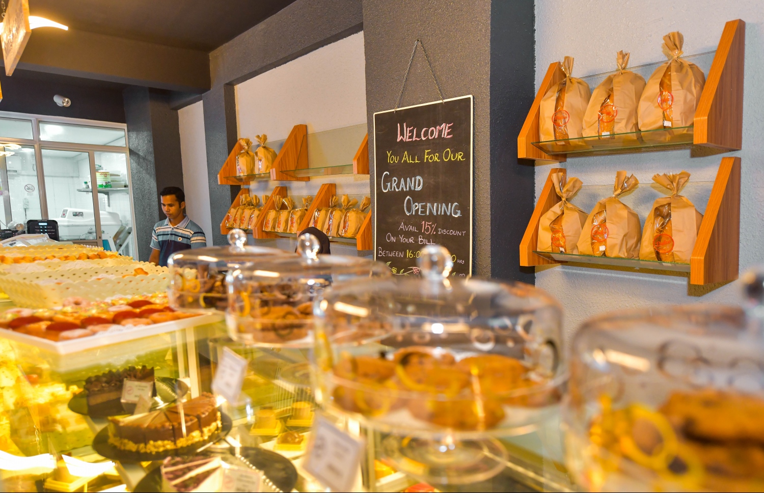 ޑުލްސޭއިން ތަފާތު ޕޭސްޓްރީސް އާއި އައިސްކްރީމް ލިބޭނެ-- ފޮޓޯ: ނިޝާން އަލީ/މިހާރު