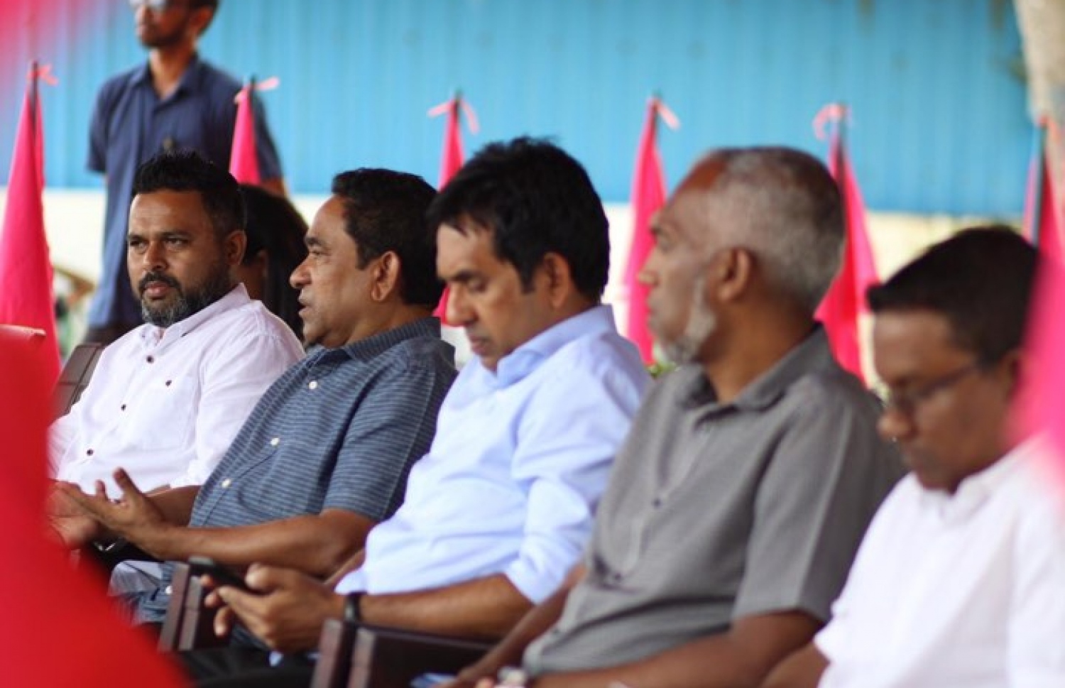 ޔާމީން ދިއްފުށީ ރައްޔިތުންނާ ބައްދަލު ކުރައްވަނީ. --- ފޮޓޯ: ޕީޕީއެމް