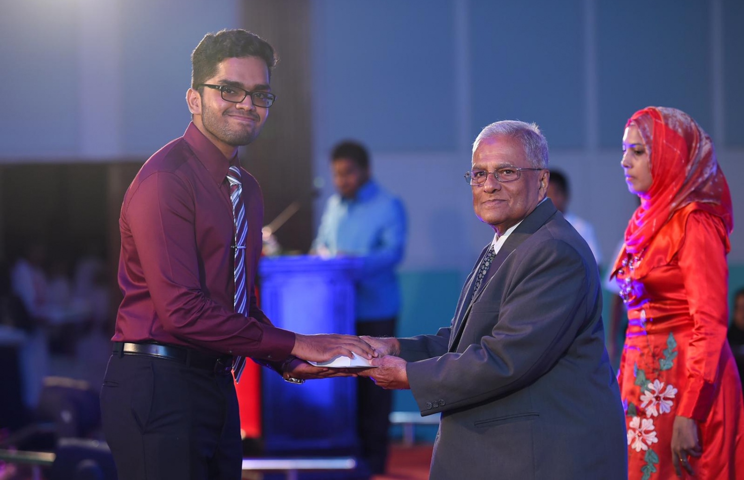 އޭ ލެވެލް ޓޮޕް 10 ގެ އިނާމު ދިނުމުގެ ޖަލްސާގައި، އައްޒާނަށް އިނާމު ހަވާލުކުރަނީ