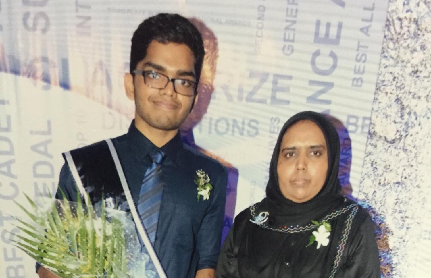 ދަރުމަވަންތަ ސްކޫލުގެ އިނާމު ދިނުމުގެ ރަސްމިއްޔާތުގައި އައްޒާން، އޭނާގެ މަންމައާ އެކު