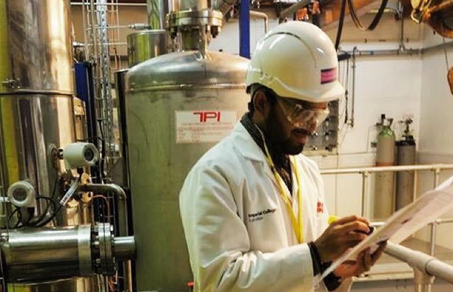 އައްޒާން ކިޔަވަމުން އަންނަ އިމްޕީރިއަލް ކޮލެޖުގައި ދިރާސާއެއް ހަދަނީ