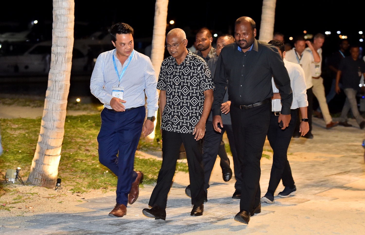 ކްރޮސްރޯޑްސް މޯލްޑިވްސް: އޮކްޓޯބަރު 3، 2019: ދުނިޔޭގެ ފަތުރުވެރިކަމުގެ ދުވަސް 2019 ފާހަގަކުރުމަށް ކްރޮސްރޯޑްސް މޯލްޑިވްސްގައި ބޭއްވި ރޭގަނޑުގެ ޖާފަތުގައި ރައީސް އިބްރާހިމް މުހައްމަދު ސޯލިހު ބައިވެރިވެ ވަޑައިގެން، ޓޫރިޒަމް މިނިސްޓަރު އަލީ ވަހީދު އެމަނިކުފާނަށް މައުލޫމާތު ހިއްސާކުރައްވަނީ.-- ފޮޓޯ: ރައީސް އޮފީސް