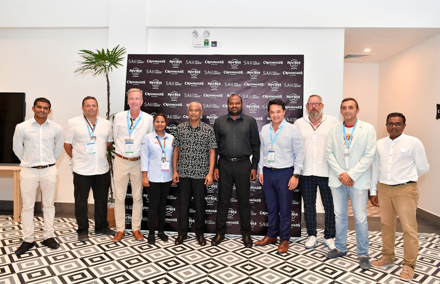 ކްރޮސްރޯޑްސް މޯލްޑިވްސް: އޮކްޓޯބަރު 3، 2019: ދުނިޔޭގެ ފަތުރުވެރިކަމުގެ ދުވަސް 2019 ފާހަގަކުރުމަށް ކްރޮސްރޯޑްސް މޯލްޑިވްސްގައި ބޭއްވި ރޭގަނޑުގެ ޖާފަތުގައި ރައީސް އިބްރާހިމް މުހައްމަދު ސޯލިހު، ޓޫރިޒަމް މިނިސްޓަރު އަލީ ވަހީދާއި އެދާއިރާގެ ބައެއް ބޭފުޅުންނާއެކު ފޮޓޯއަކަށް ހުއްޓިވަޑައިގެން.-- ފޮޓޯ: ރައީސް އޮފީސް