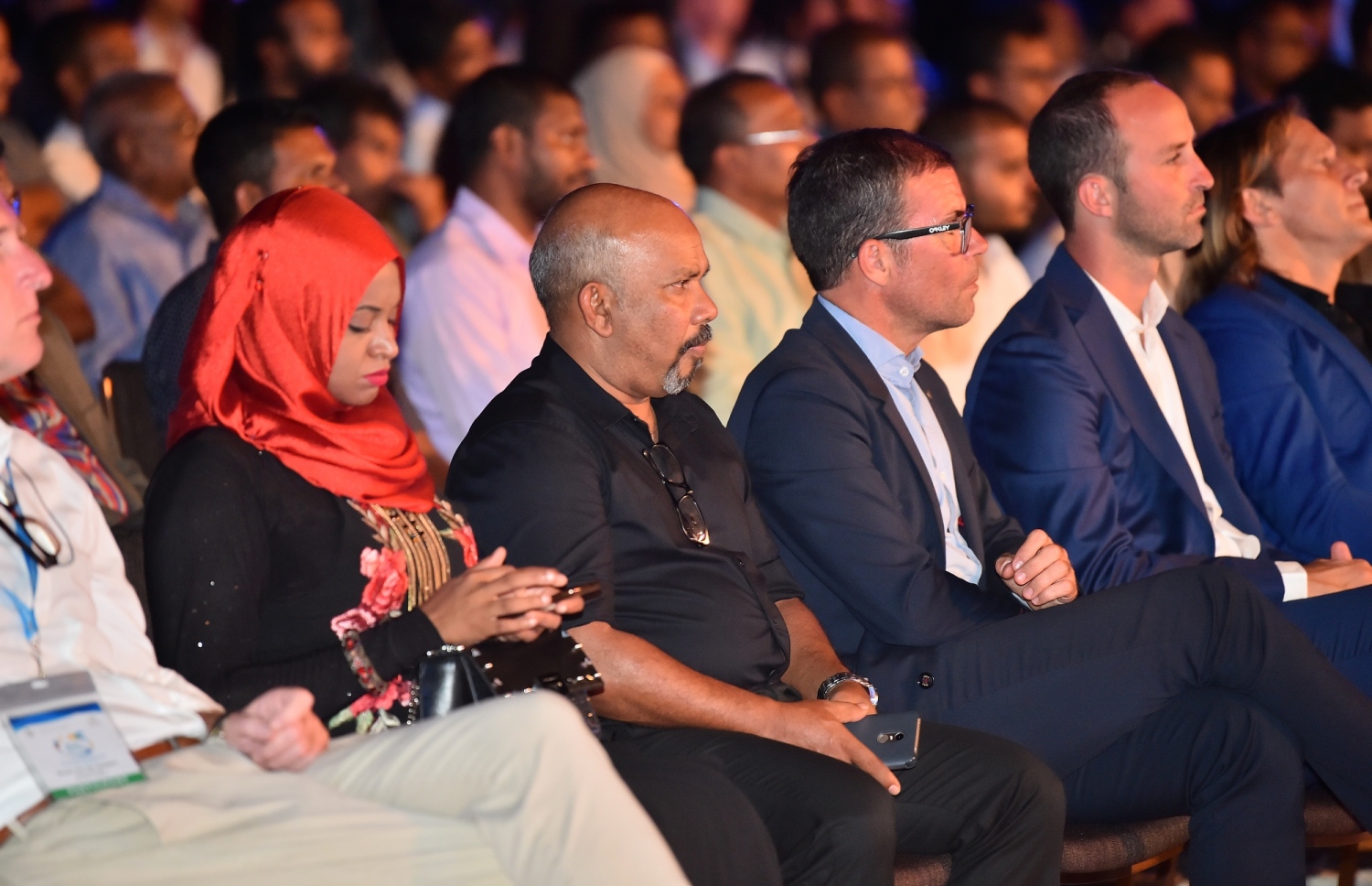 ކްރޮސްރޯޑްސް މޯލްޑިވްސް: އޮކްޓޯބަރު 3، 2019: ދުނިޔޭގެ ފަތުރުވެރިކަމުގެ ދުވަސް 2019 ފާހަގަކުރުމަށް ކްރޮސްރޯޑްސް މޯލްޑިވްސްގައި ބޭއްވި ރޭގަނޑުގެ ޖާފަތުގައި، ޓޫރިޒަމް ދާއިރާގެ ބައެއް ފަރާތްތަކުން ބައިވެރިވެ ވަޑައިގަންނަވަނީ.-- ފޮޓޯ: ރައީސް އޮފީސް