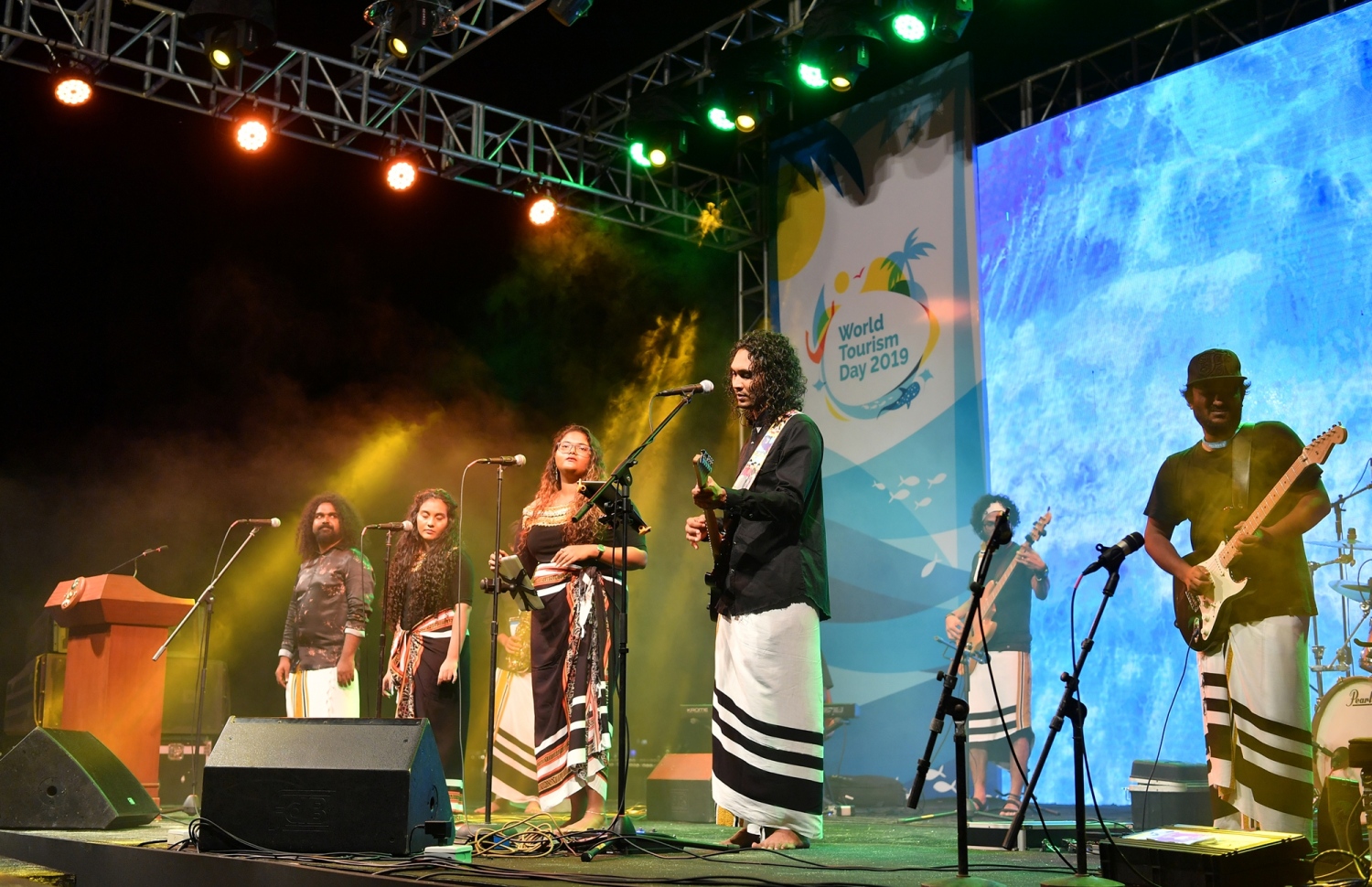 ކްރޮސްރޯޑްސް މޯލްޑިވްސް: އޮކްޓޯބަރު 3، 2019: ދުނިޔޭގެ ފަތުރުވެރިކަމުގެ ދުވަސް 2019 ފާހަގަކުރުމަށް ކްރޮސްރޯޑްސް މޯލްޑިވްސްގައި ބޭއްވި ރޭގަނޑުގެ ޖާފަތުގައި މުނިފޫހިފިލުވުމުގެ ހަރަކާތެެއް ކުރިއަށް ދަނީ.-- ފޮޓޯ: ރައީސް އޮފީސް