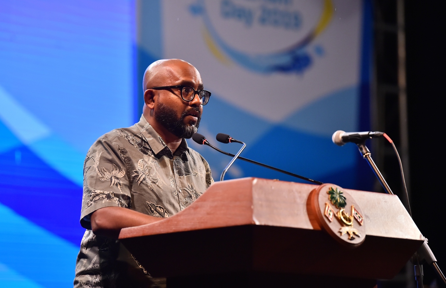 ކްރޮސްރޯޑްސް މޯލްޑިވްސް: އޮކްޓޯބަރު 3، 2019: ދުނިޔޭގެ ފަތުރުވެރިކަމުގެ ދުވަސް 2019 ފާހަގަކުރުމަށް ކްރޮސްރޯޑްސް މޯލްޑިވްސްގައި ބޭއްވި ރޭގަނޑުގެ ޖާފަތުގައި އެމްޓީޑީސީ ގެ މެނޭޖިން ޑިރެކްޓަރު މުހައްމަދު ރާއިދު ވާހަކަ ދައްކަވަނީ.-- ފޮޓޯ: ރައީސް އޮފީސް