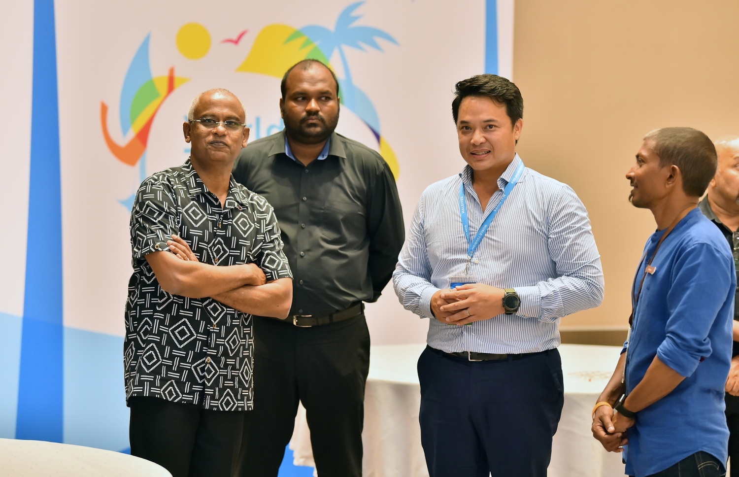 ކްރޮސްރޯޑްސް މޯލްޑިވްސް: އޮކްޓޯބަރު 3، 2019: ދުނިޔޭގެ ފަތުރުވެރިކަމުގެ ދުވަސް 2019 ފާހަގަކުރުމަށް ކްރޮސްރޯޑްސް މޯލްޑިވްސްގައި ބޭއްވި ރޭގަނޑުގެ ޖާފަތުގައި ރައީސް އިބްރާހިމް މުހައްމަދު ސޯލިހު އަދި ޓޫރިޒަމް މިނިސްޓަރު އަލީ ވަހީދު ބައިވެރިވެ ވަޑއިގަންނަވަނީ.-- ފޮޓޯ: ރައީސް އޮފީސް