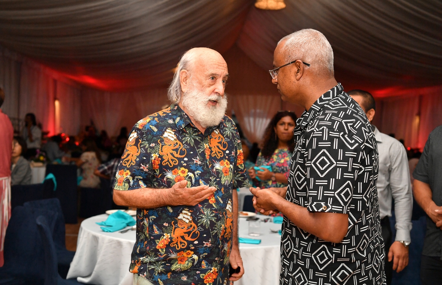 ކްރޮސްރޯޑްސް މޯލްޑިވްސް: އޮކްޓޯބަރު 3، 2019: ދުނިޔޭގެ ފަތުރުވެރިކަމުގެ ދުވަސް 2019 ފާހަގަކުރުމަށް ކްރޮސްރޯޑްސް މޯލްޑިވްސްގައި ބޭއްވި ރޭގަނޑުގެ ޖާފަތުގައި ރައީސް އިބްރާހިމް މުހައްމަދު ސޯލިހު ބައިވެރިވެ ވަޑައިގެން ޓޫރިޒަމް ދާއިރާގެ ބޭފުޅަކާއި ވާހަކަ ދައްކަވަނީ.-- ފޮޓޯ: ރައީސް އޮފީސް