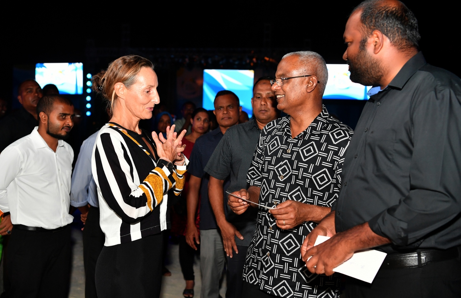 ކްރޮސްރޯޑްސް މޯލްޑިވްސް: އޮކްޓޯބަރު 3، 2019: ދުނިޔޭގެ ފަތުރުވެރިކަމުގެ ދުވަސް 2019 ފާހަގަކުރުމަށް ކްރޮސްރޯޑްސް މޯލްޑިވްސްގައި ބޭއްވި ރޭގަނޑުގެ ޖާފަތުގައި ރައީސް އިބްރާހިމް މުހައްމަދު ސޯލިހު ބައިވެރިވެ ވަޑައިގެން ޓޫރިޒަމް ދާއިރާގެ ބޭފުޅަކާއި ވާހަކަ ދައްކަވަނީ.-- ފޮޓޯ: ރައީސް އޮފީސް