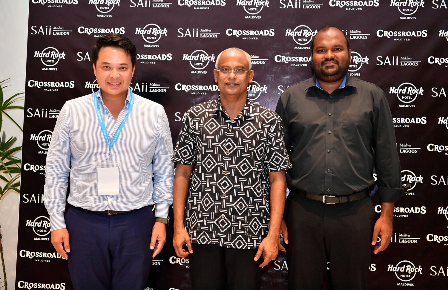 ކްރޮސްރޯޑްސް މޯލްޑިވްސް: އޮކްޓޯބަރު 3، 2019: ދުނިޔޭގެ ފަތުރުވެރިކަމުގެ ދުވަސް 2019 ފާހަގަކުރުމަށް ކްރޮސްރޯޑްސް މޯލްޑިވްސްގައި ބޭއްވި ރޭގަނޑުގެ ޖާފަތުގައި ރައީސް އިބްރާހިމް މުހައްމަދު ސޯލިހު ބައިވެރިވެ ވަޑައިގެން ޓޫރިޒަމް ދާއިރާގެ އިސް ބޭފުޅަކާއެކު ފޮޓޯއަކަށް ހުއްޓިވަޑައިގެން.-- ފޮޓޯ: ރައީސް އޮފީސް