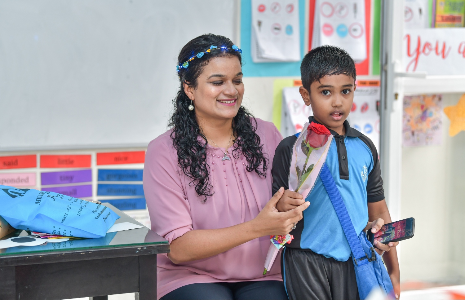 މާލެ: އޮކްޓޯބަރު 6، 2019:ބައިނަލްއަގްވާމީ ޓީޗަރުންގެ ދުވަސް ފާހަގަ ކުރުމުގެ ގޮތުން ޖާމާލުއްދީ ސްކޫލުގައި ބޭއްވި ހަރަކާތުގައި ޓީޗަރަކު ދަރިވަރަކާއެކު ފޮޓޯއަކަަށް ހުއްޓިގެން، ރާއްޖޭގެ ސްކޫލުތަކުގައި ބައިނަލްއަގްވާމީ ޓީޗަރުންގެ ދުވަސް މިއަދު ވަރަށް ކުލަގަދަކޮށް ފާހަގަކުރި--.ފޮޓޯ:ނިޝާން އަލީ/މިހާރު