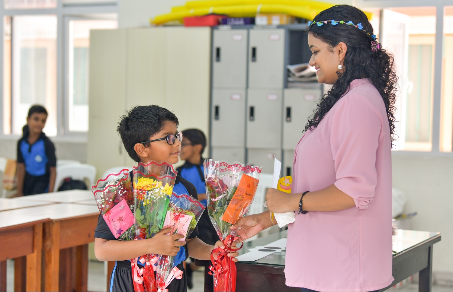 ޖަމާލުއްދީން ސްކޫލުގެ ޓީޗަރަކަށް، ދަރިވަރަކު މަލެއް ދެނީ.-- ފޮޓޯ: ނިޝާން އަލީ/ މިހާރު