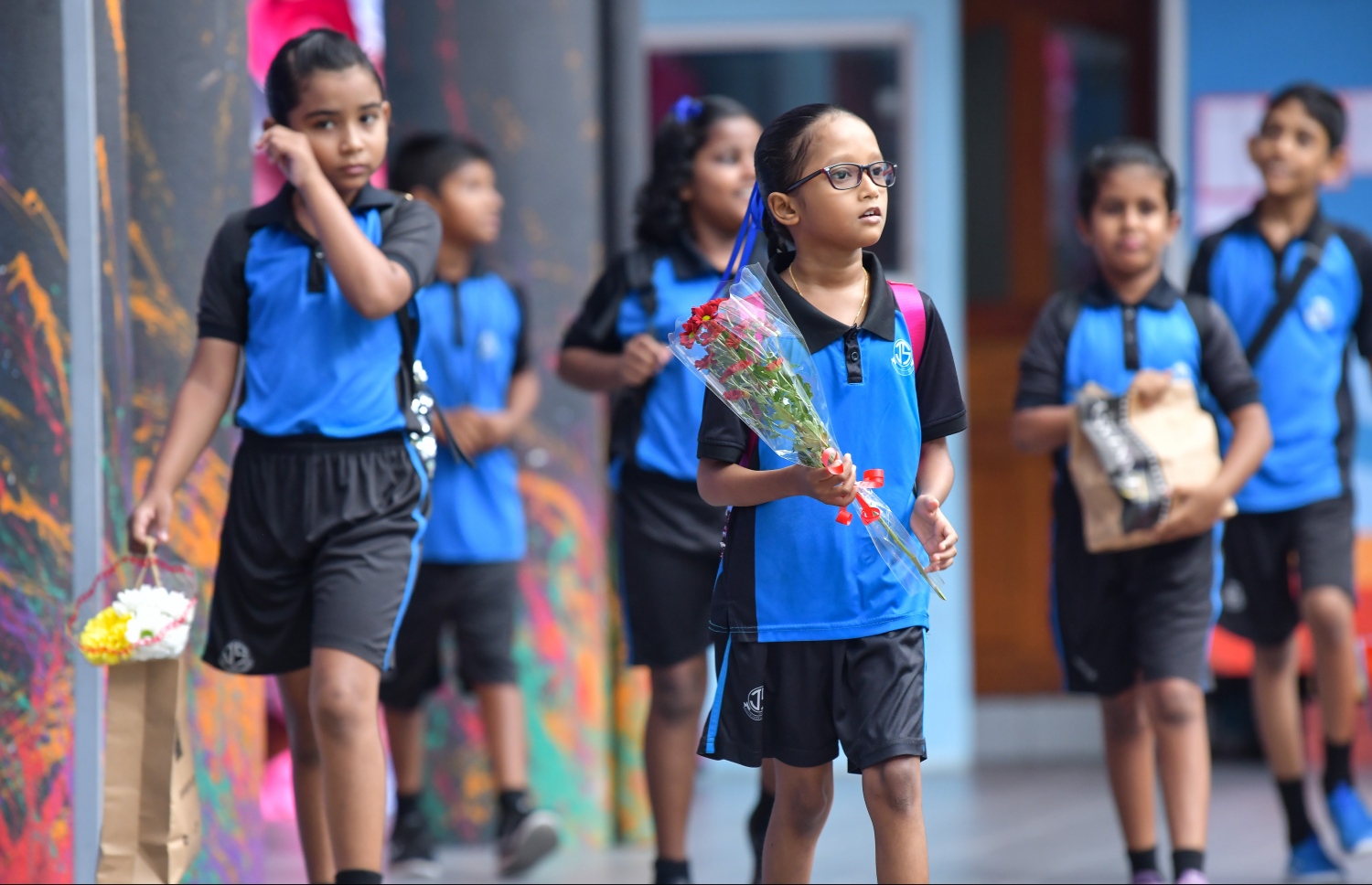 މާލެ: އޮކްޓޯބަރު 6، 2019:ބައިނަލްއަގްވާމީ ޓީޗަރުންގެ ދުވަސް ފާހަގަ ކުރުމުގެ ގޮތުން ޖާމާލުއްދީ ސްކޫލުގެ  ކުއްޖަކު މާ ހިފައިގެން ސްކޫލަށް ވަންނަނީ، ރާއްޖޭގެ ސްކޫލުތަކުގައި ބައިނަލްއަގްވާމީ ޓީޗަރުންގެ ދުވަސް މިއަދު ވަރަށް ކުލަގަދަކޮށް ފާހަގަކުރި--.ފޮޓޯ:ނިޝާން އަލީ/މިހާރު