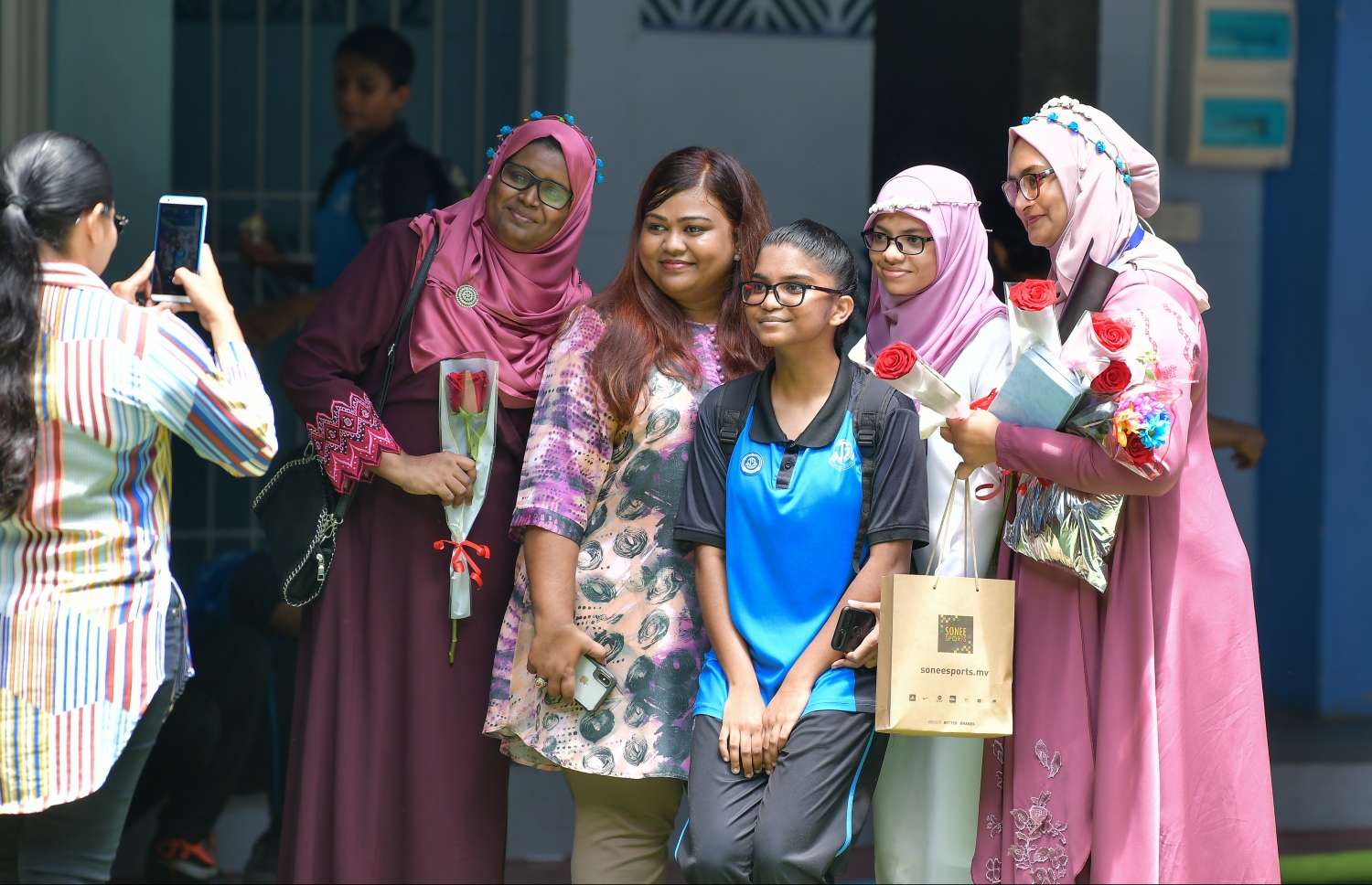 މާލެ: އޮކްޓޯބަރު 6، 2019:ބައިނަލްއަގްވާމީ ޓީޗަރުންގެ ދުވަސް ފާހަގަ ކުރުމުގެ ގޮތުން ޖަމާލުއްދީން ސްކޫލުގައި ބޭއްވި ހަރަކާތުގައި ޓީޗަރުން ބައިވެރިވަނީ--.ފޮޓޯ:ނިޝާން އަލީ/މިހާރު