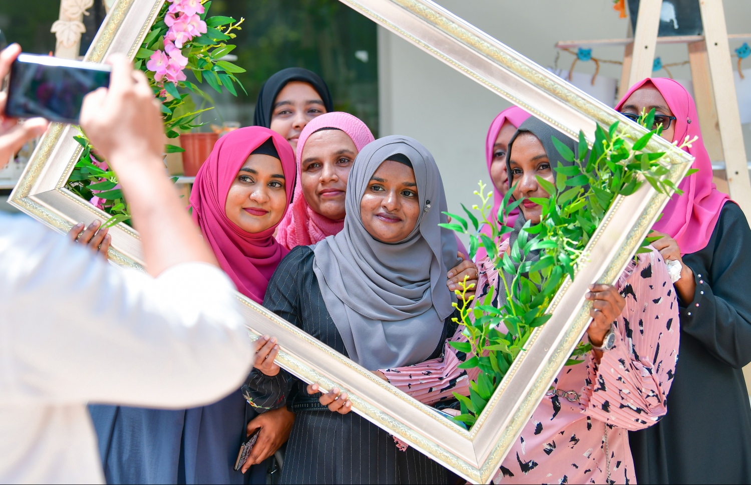 މާލެ: އޮކްޓޯބަރު 6، 2019- މި އަހަރުގެ ބައިނަލްއަގްވާމީ ޓީޗަރުންގެ ދުވަސް ފާހަގަ ކުރުމަށް އަމީނިއްޔާ ސްކޫލުގައި ބޭއްވި ހަރަކާތުގައި ޓީޗަރުންތަކެއް ބައިވެރިވަނީ.--- ފޮޓޯ: ނިޝާން އަލީ/މިހާރު