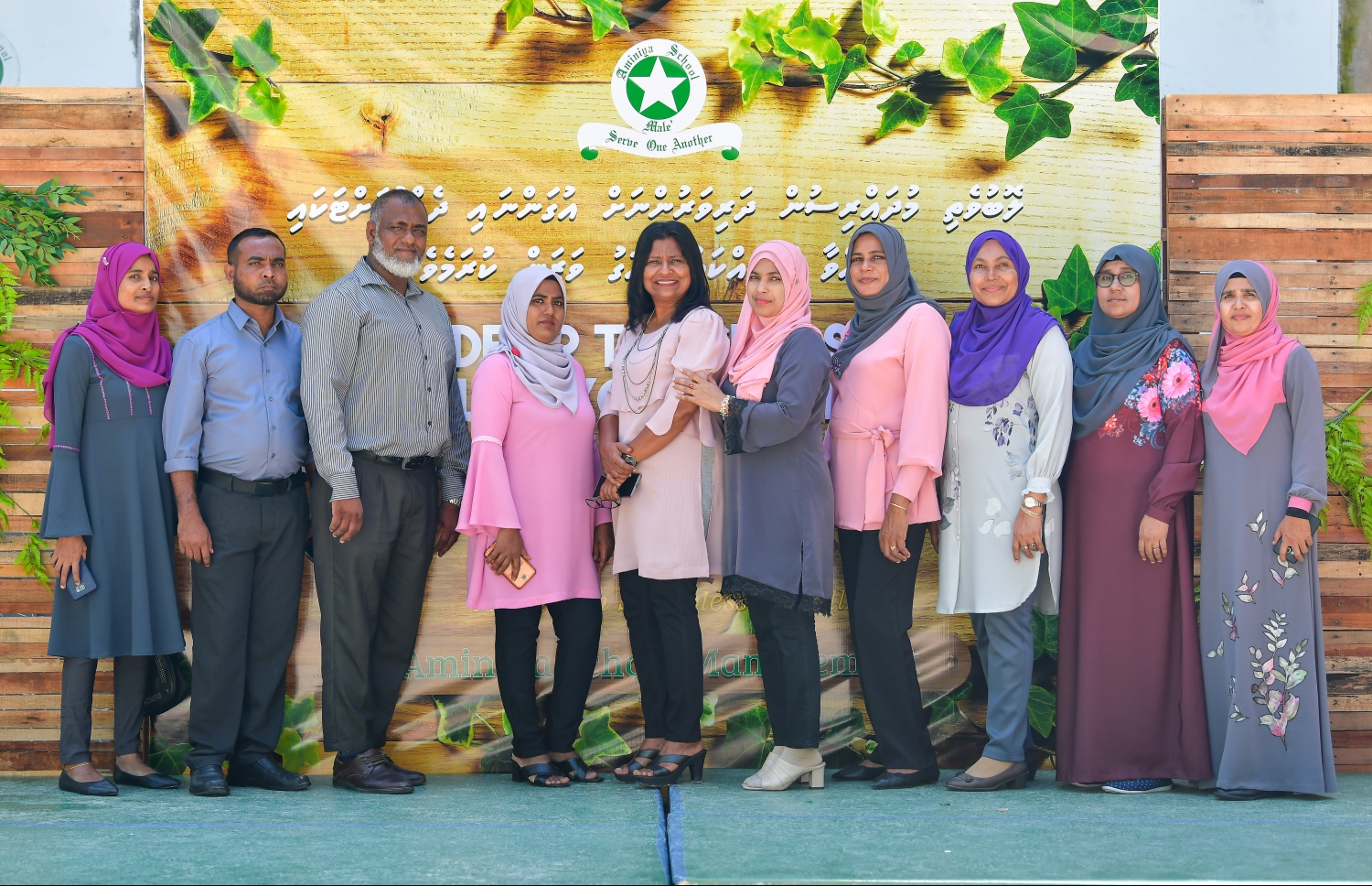 މާލެ: އޮކްޓޯބަރު 6، 2019:ބައިނަލްއަގްވާމީ ޓީޗަރުންގެ ދުވަސް ފާހަގަ ކުރުމުގެ ގޮތުން އަމީނިއްޔާ ސްކޫލުގައި ބޭއްވި ހަރަކާތުގައި ޓީޗަރުން ބައިވެރިވަނީ، ރާއްޖޭގެ ސްކޫލުތަކުގައި ބައިނަލްއަގްވާމީ ޓީޗަރުންގެ ދުވަސް މިއަދު ވަރަށް ކުލަގަދަކޮށް ފާހަގަކުރި--.ފޮޓޯ:ނިޝާން އަލީ/މިހާރު