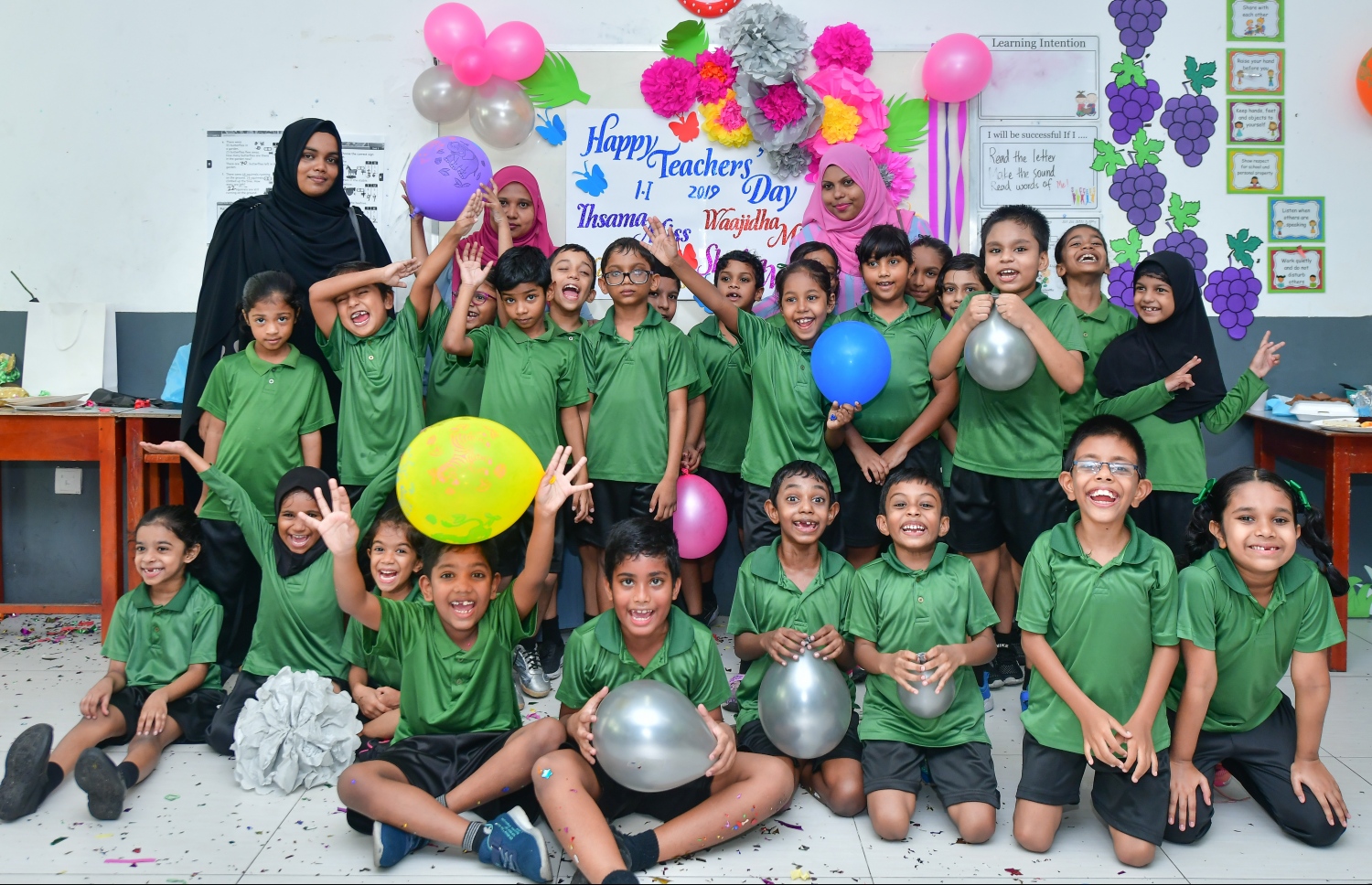 މާލެ: އޮކްޓޯބަރު 6، 2019:ބައިނަލްއަގްވާމީ ޓީޗަރުންގެ ދުވަސް ފާހަގަ ކުރުމުގެ ގޮތުން އަމީނިއްޔާ ސްކޫލުގައި ބޭއްވި ހަރަކާތުގެ ތެރެއިން ޓީޗަރުނާއި ދަރިވަރުން ބައިވެރިވަނީ--.ފޮޓޯ:ނިޝާން އަލީ/މިހާރު