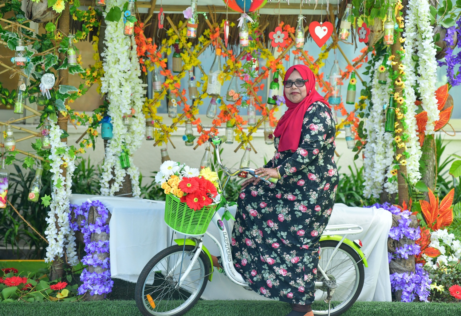 މާލެ: އޮކްޓޯބަރު 6، 2019:ބައިނަލްއަގްވާމީ ޓީޗަރުންގެ ދުވަސް ފާހަގަ ކުރުމުގެ ގޮތުން ތާޖުއްދީން ސްކޫލުގައި ބޭއްވި ހަރަކާތުގައި ޓީޗަރަކު ފޮޓޯއަކަށް ހުއްޓިގެން--.ފޮޓޯ:ނިޝާން އަލީ/މިހާރު