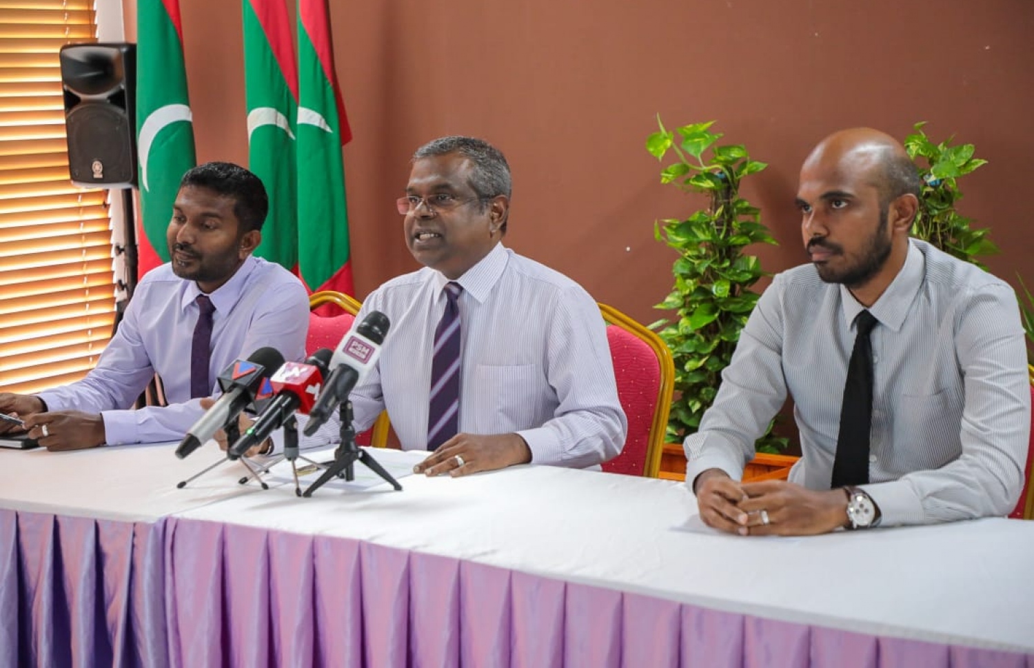 އީޕީއޭ އާއި އެންވަޔަރަމެންޓް މިނިސްޓްރީން މި މަހު ކުރީކޮޅު ބޭއްވި ނޫސްވެރިންގެ ބައްދަލުވުމުގައި އީޕީއޭގެ އެސިސްޓަންޓް ޑިރެކްޓަރު ހަމްދާން ޒުހެއިރު (ކ) އާއި އެތަނުގެ އެސިސްޓަންޓް ޑިރެކްޓާ ޖެނެރަލް ޑރ. އިބްރާހިމް މުހައްމަދު (ވ) އާއި އެ މިނިސްޓްރީގެ ސްޓޭޓް މިނިސްޓަރު ޑރ. އަބްދުﷲ ނަސީރު (މ) ބައިވެރިވަޑައިގަންނަނަވީ -- ފޮޓޯ: އެންވަޔަރަމެންޓް މިނިސްޓްރީ