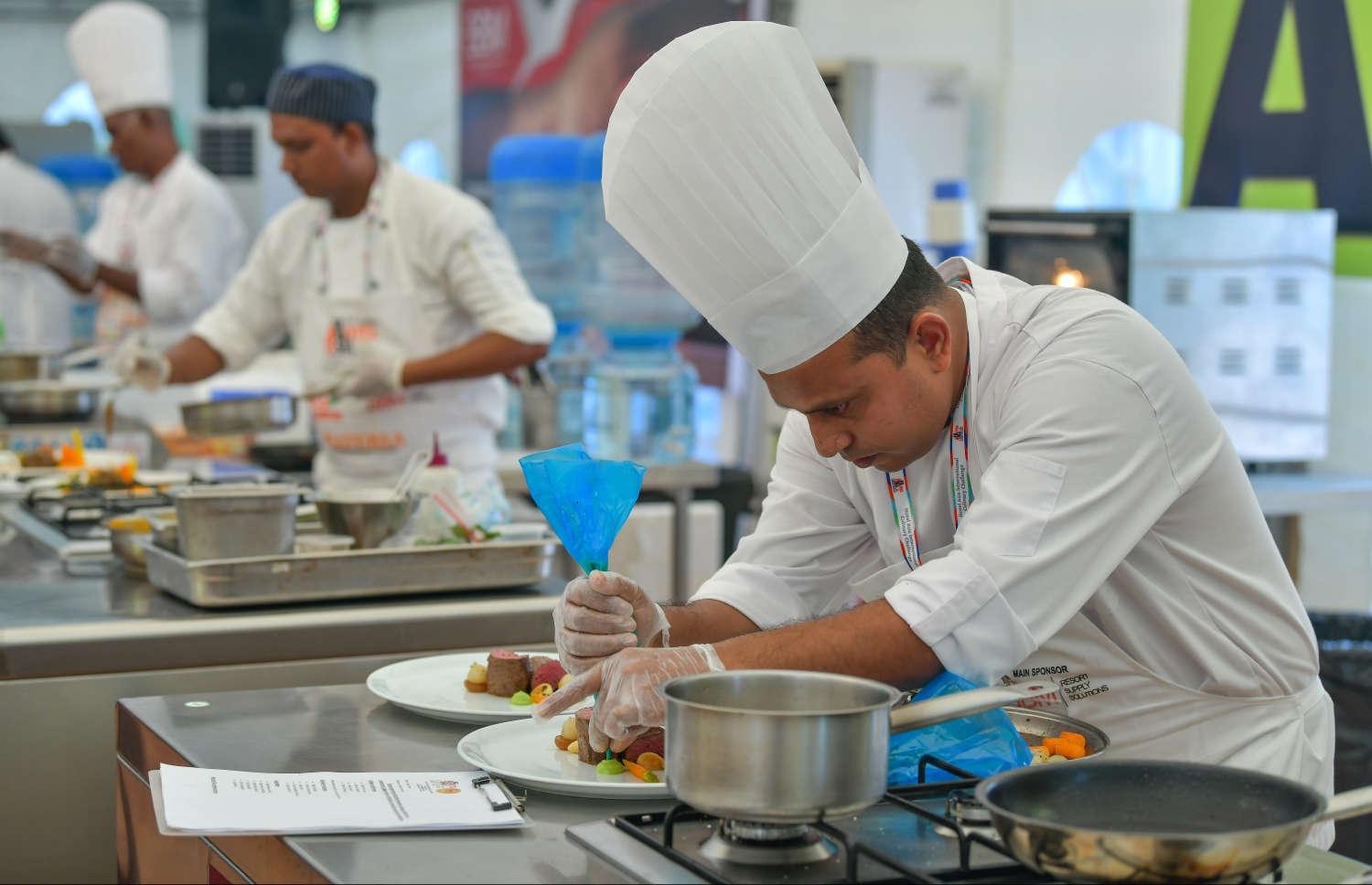 ކަލިނަރީ ޗެލެންޖުގައި ޝެފަކު ކާއެއްޗެއް ތައްޔާރު ކޮށްލަނީ-- ފޮޓޯ: ނިޝާން އަލީ/މިހާރު