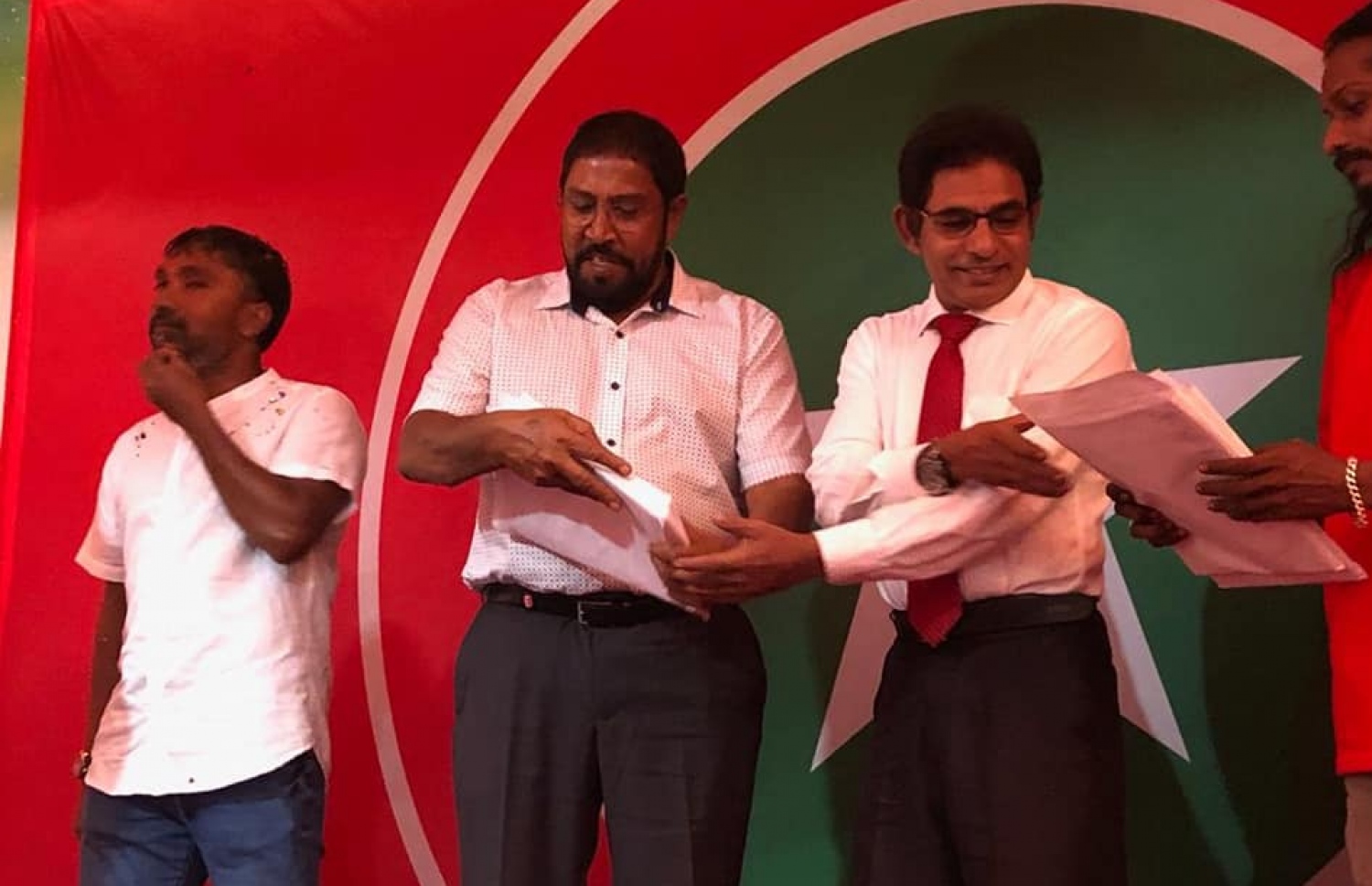 ވައްޑެއާ އެކު ޖުމްހޫރީ ޕާޓީއާ ގުޅުނު މީހުންގެ ފޯމުތައް ގާސިމާ ހަވާލު ކުރައްވަނީ. --ފޮޓޯ/ޖޭޕީ