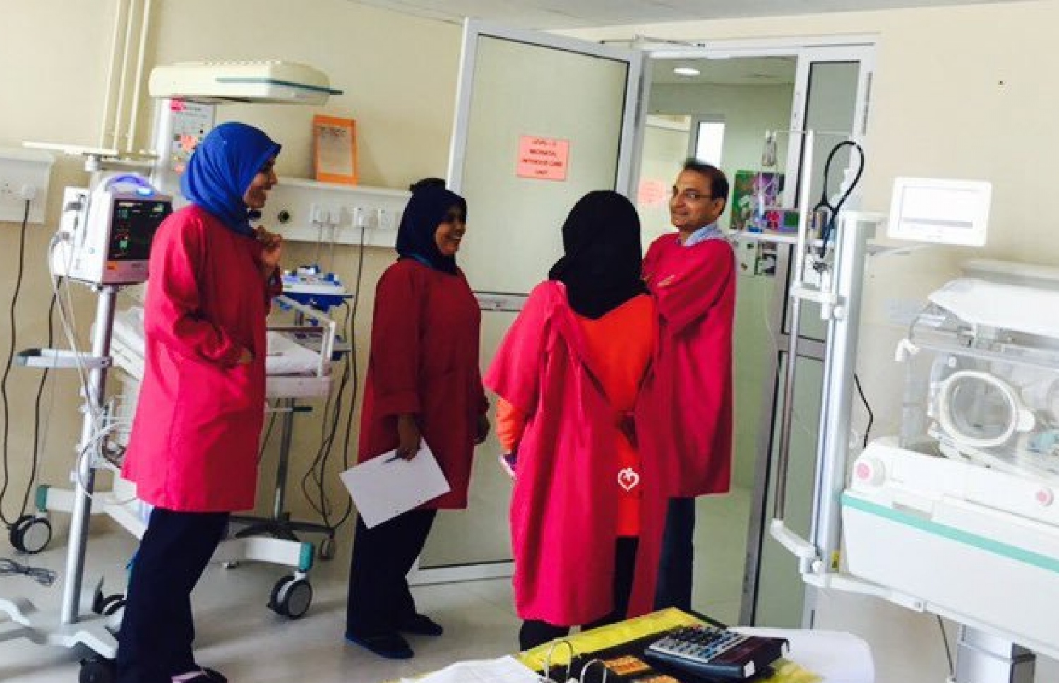 އައިޖީއެމްއެޗުގެ އެންއައިސީޔޫގައި ޑޮކްޓަރަކާއި ބައެއް ނަރުހުން މަޑުކޮށްލައިގެން: ރާއްޖޭގައި އެންމެ ގިނަ ކުދިން ވިއްސަނީ އެ ހޮސްޕިޓަލުގައި