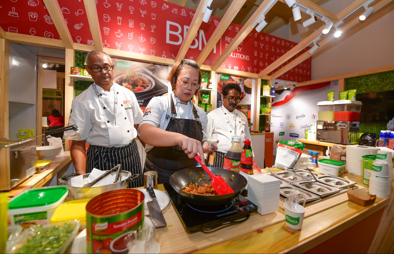 ބީބީއެމުން އެތެރެކުރާ ސާމާނު ބޭނުންކޮށްގެން ކައްކަނީ-- ފޮޓޯ: ނިޝާން އަލީ/މިހާރު