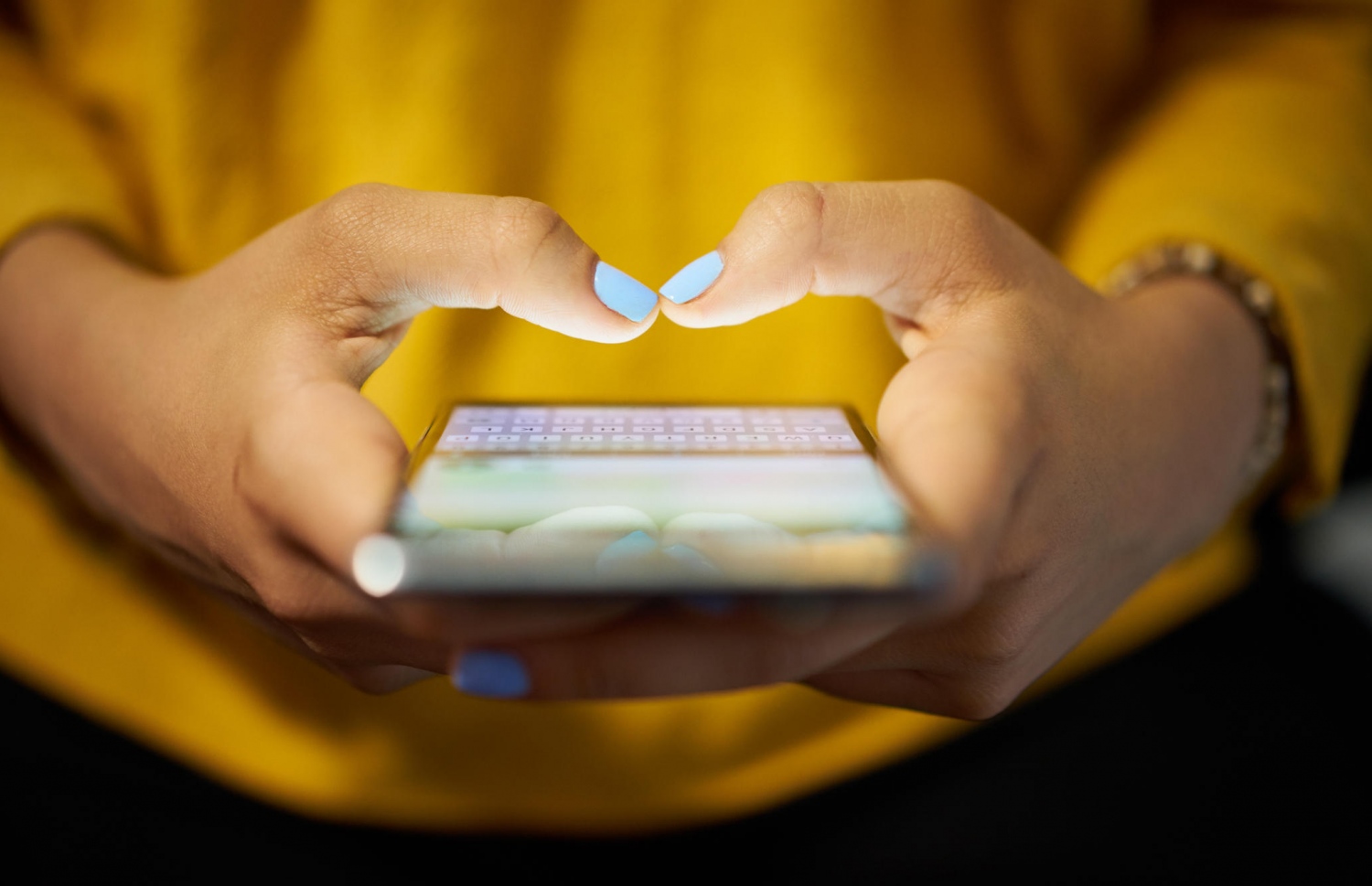 ފޯނު މެދުވެރިކޮށް ކުދިން އިންޓަނެޓަށް ވަންނައިރު، އޭގެ ނާޖާއިޒް ފައިދާ ބައެއް މީހުން ނަގާ