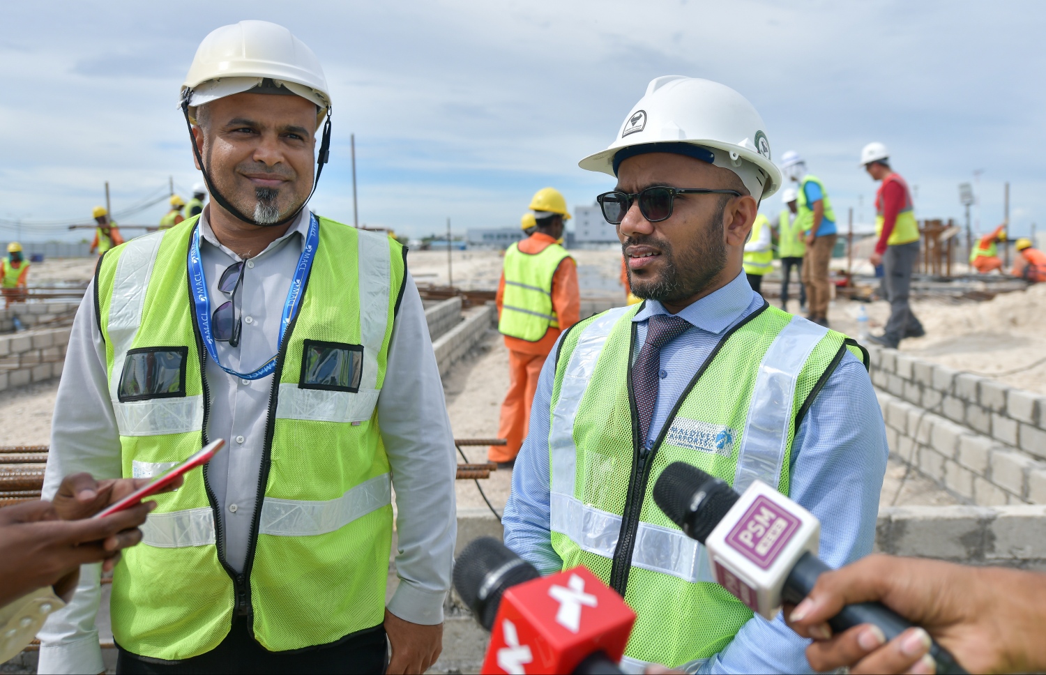 ފިނޭންސް މިނިސްޓަރު އިބްރާހިމް އަމީރާއި އެމްއޭސީއެލްގެ މެނޭޖާ މުހައްމަދު ސޮލާހު-- ފޮޓޯ: ނިޝާން އަލީ/ މިހާރު