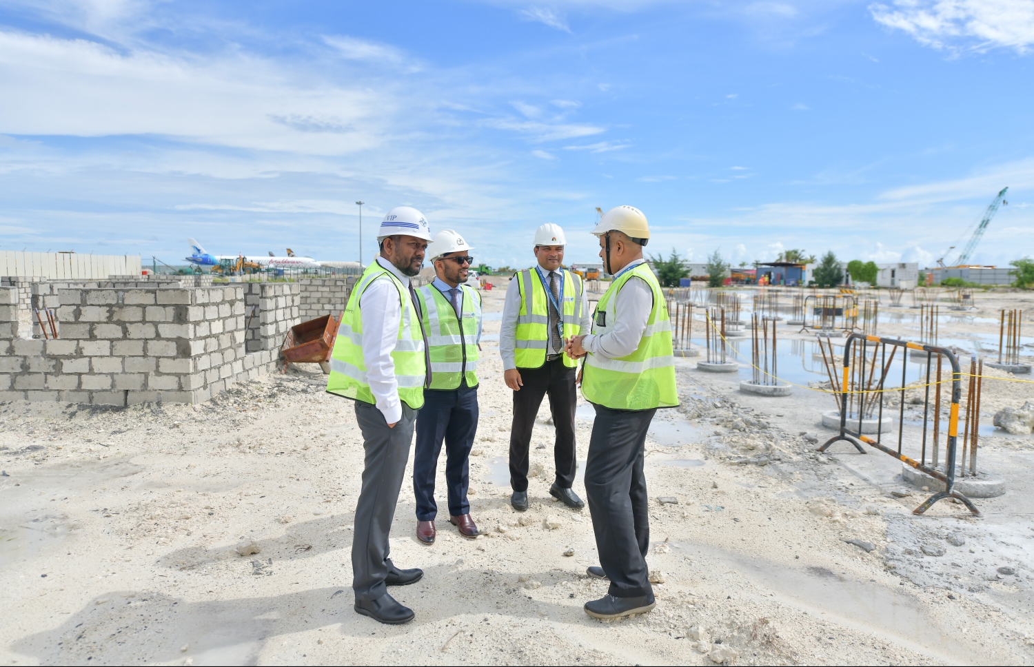 ފިނޭންސް މިނިސްޓަރު އިބްރާހިމް އަމީރާއި އިކޮނޮމިކް މިނިސްޓަރު ފައްޔާޒު އިސްމާއިލަށް އާ ޓާމިނަލްގެ އެންމެ ފަހުގެ މައުލޫމާތުތައް ދެއްވަނީ-- ފޮޓޯ: ނިޝާން އަލީ/ މިހާރު