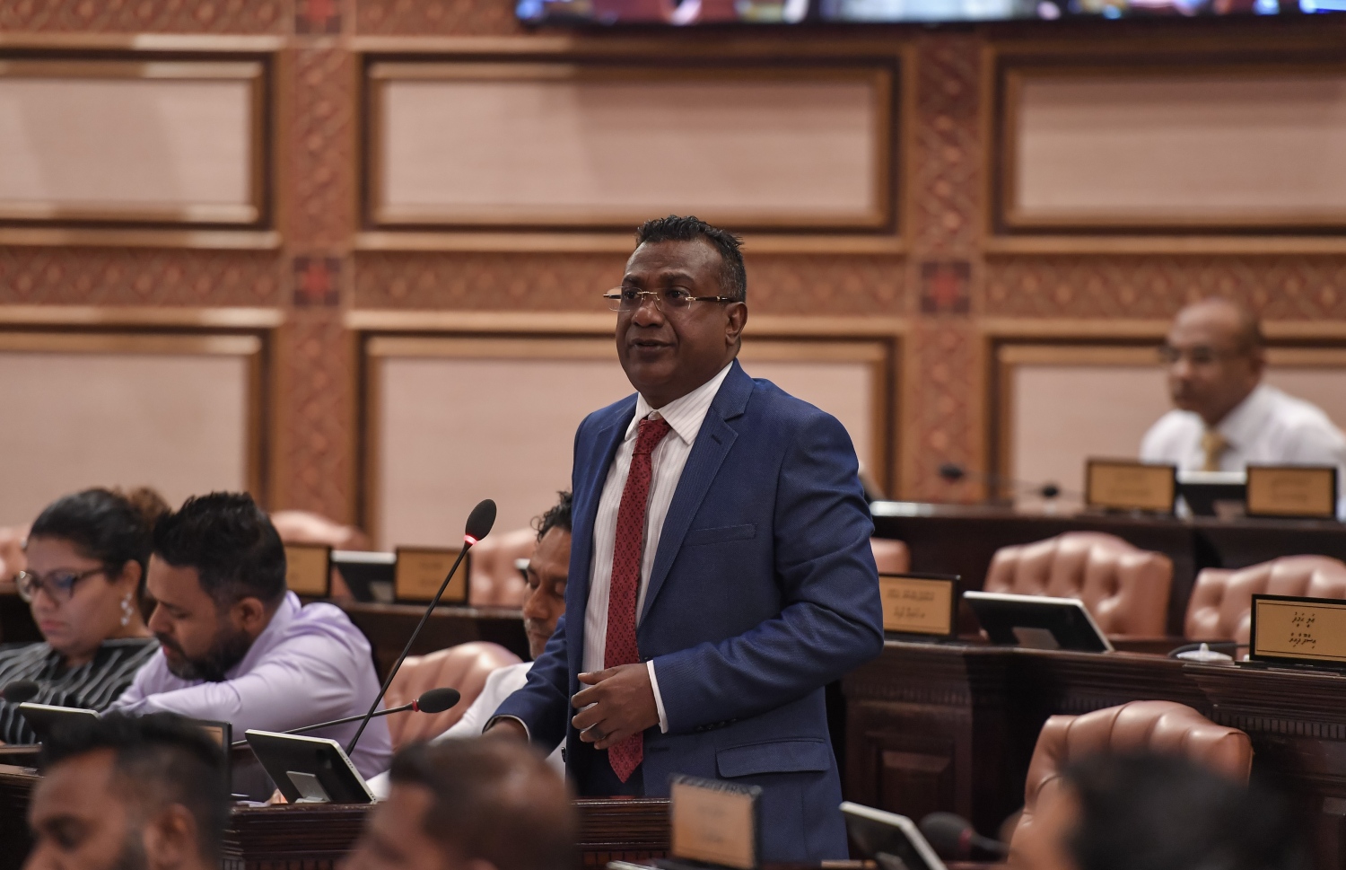 މަޖިލިިހުގެ މިއަދުގެ ޖަލްސާގައި ޖާބިރު ވާހަކަ ދައްކަވަނީ. މި ސަރުކާރު ވެރިކަމަށް އައި ފަހުން ނިމިފައި ވަނީ ކިތައް ޕްރޮޖެކްޓްތޯ އެއްސެވީ ޖާބިރު.--- ފޮޓޯ: މަޖިލިސް