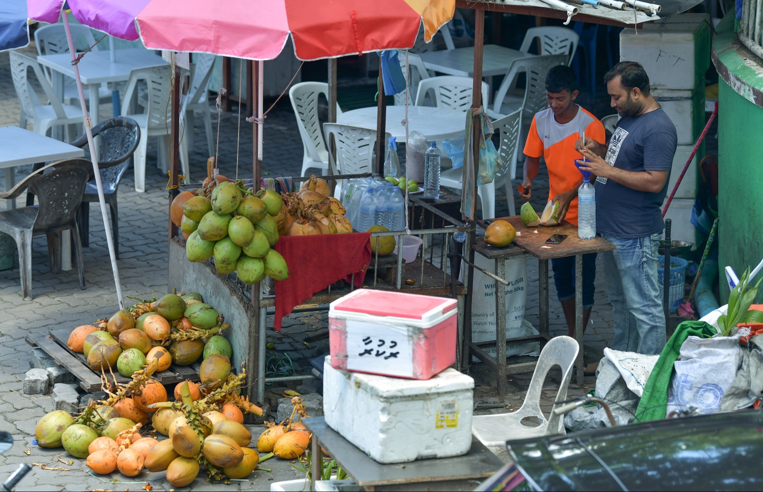 ވެސްޓް ޕާކް ސަރަހައްދުގައި އޮތް ގާޑިޔަލެއްގައި މީހަކު ކުރުނބާއެއް ހަދަނީ: މި ސަރަހައްދު ހުސްކުރަން ވަނީ އަންގާފައި. -- ފޮޓޯ: ނިޝާން އަލީ / މިހާރު