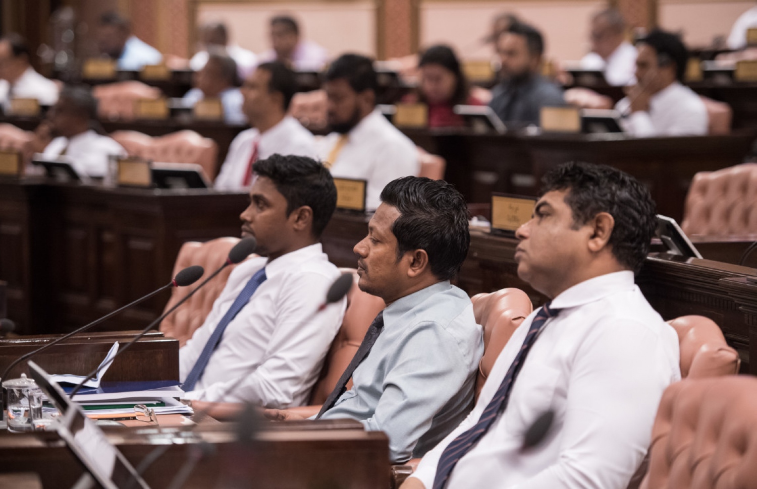 ރައްޔިތުންގެ މަޖިލިހުގެ މިއަދުގެ ޖަލްސާގައި ބައެއް މެމްބަރުން ބައިވެރިވެވަޑައިގަންނަވަނީ. --- ފޮޓޯ: މަޖިލިސް